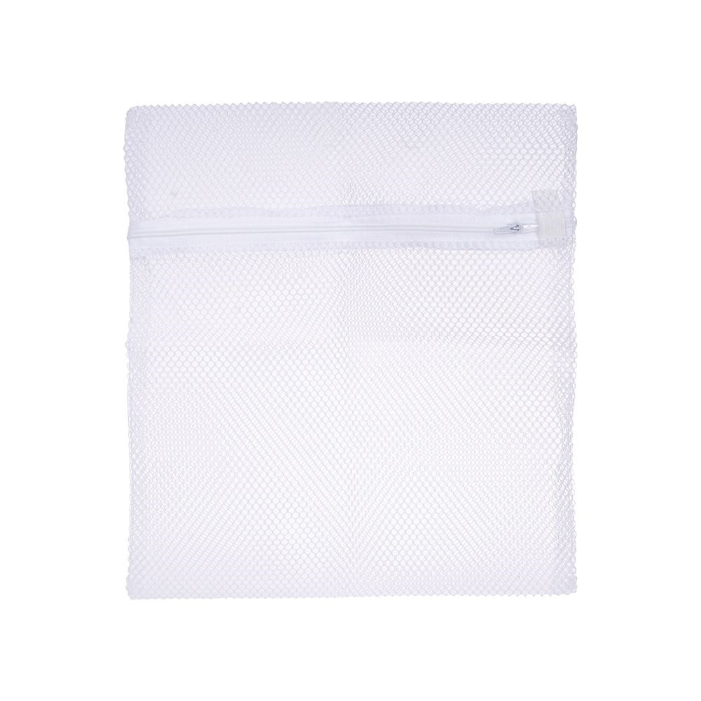 Una bolsa de malla blanca para lavandería con cremallera, aislada.