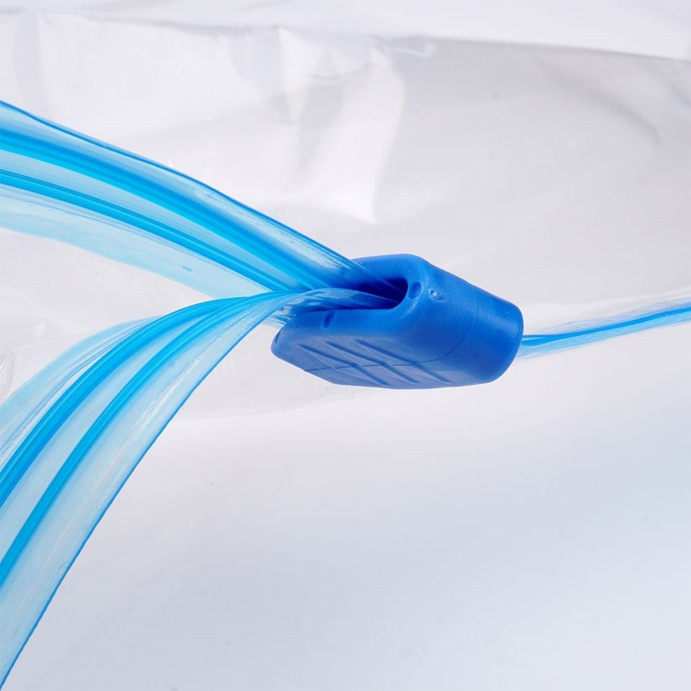 Un clip azul sella una bolsa transparente con rayas azules.