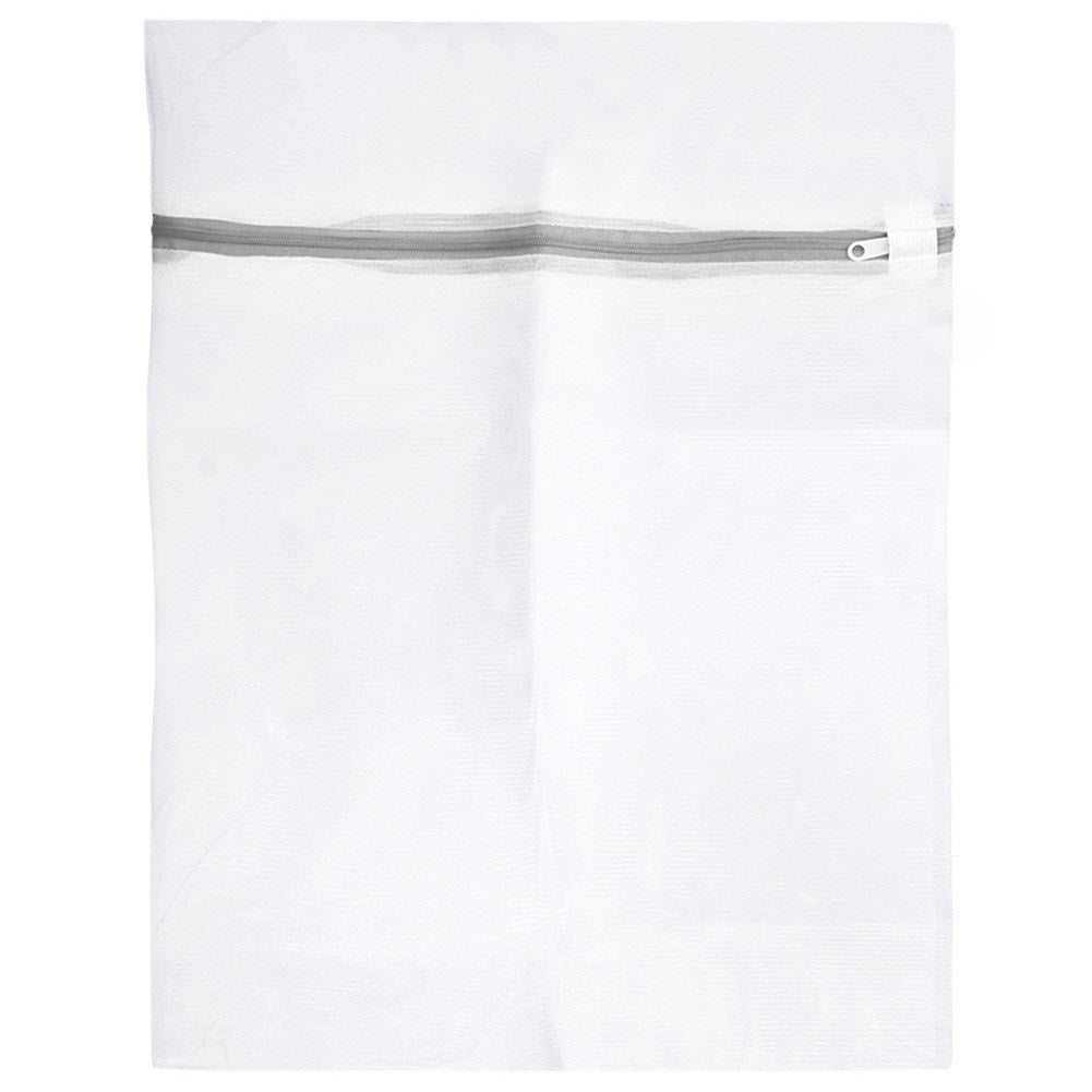 Una bolsa de lavandería de malla blanca con cierre de cremallera gris.