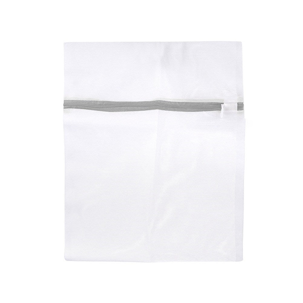 Una bolsa de lavandería de malla blanca con cierre de cremallera gris.