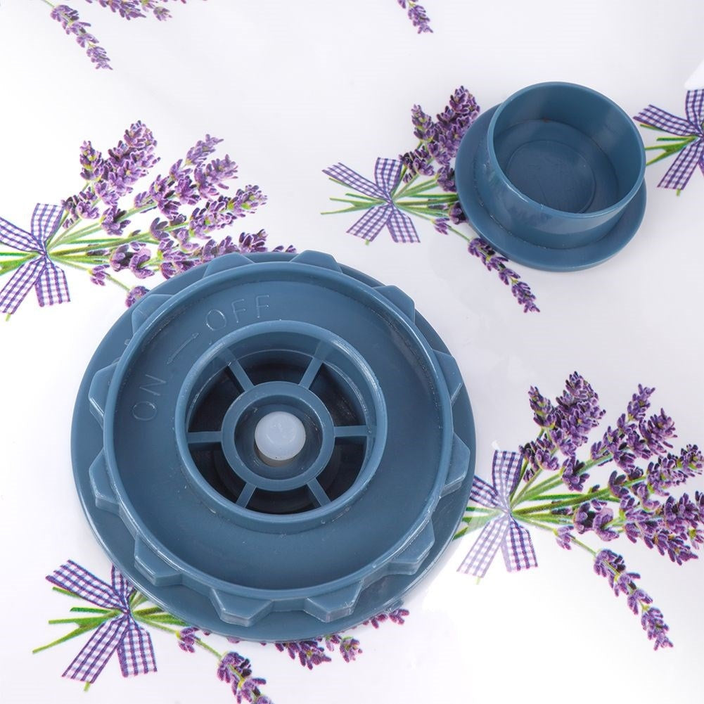 Dos piezas de plástico azul sobre fondo blanco con motivo de lavanda.