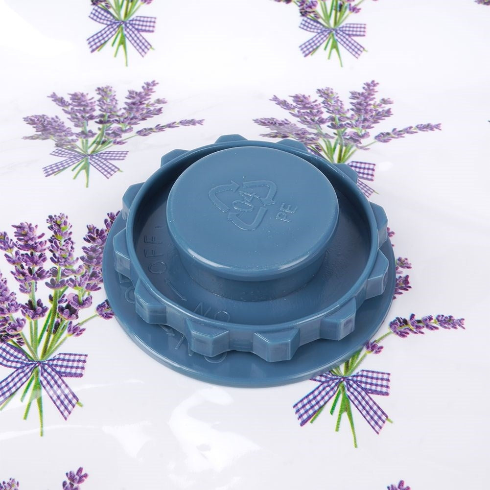 Tapa azul con símbolo PE sobre fondo blanco con estampado de lavanda.
