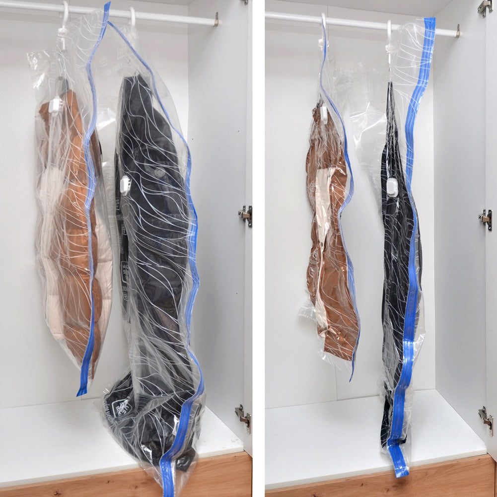 Ropa en bolsas de vacío colgada en un armario, sin comprimir izquierda, comprimida derecha.
