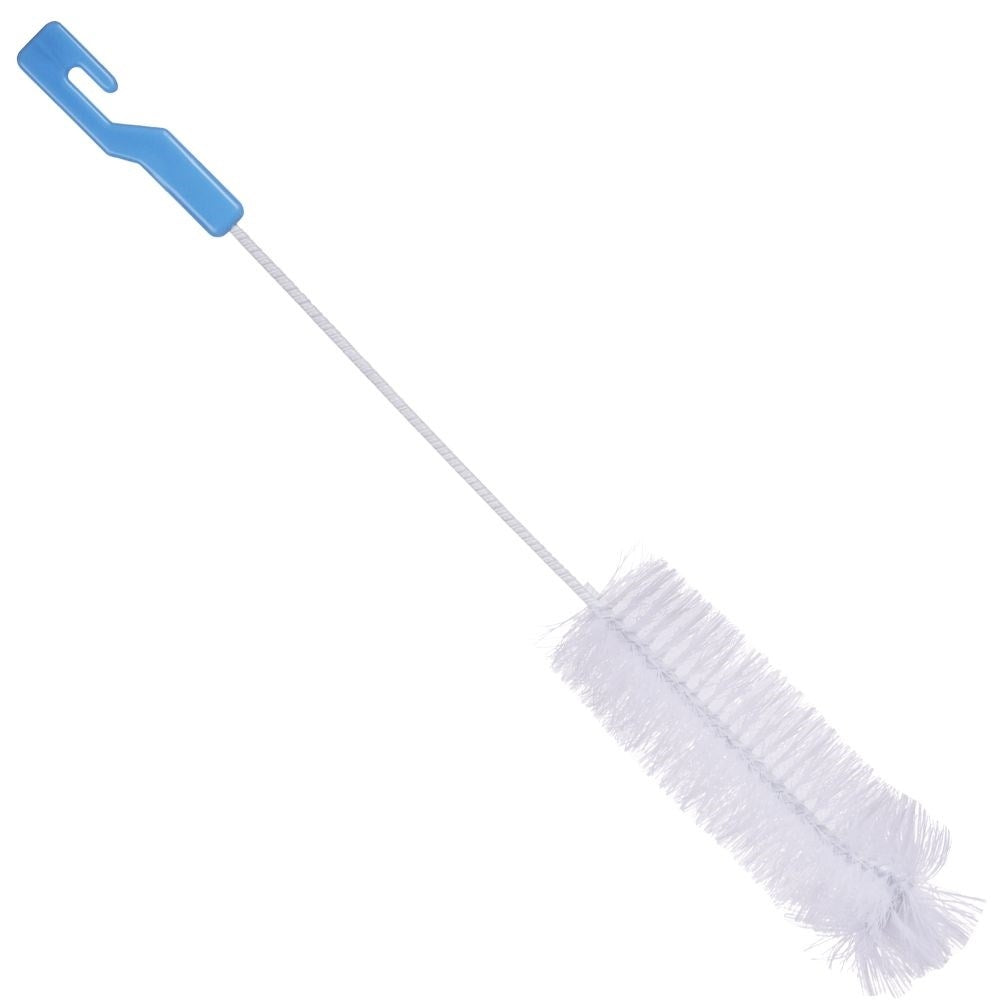 Un cepillo blanco con mango azul y gancho para colgar, sobre fondo blanco.