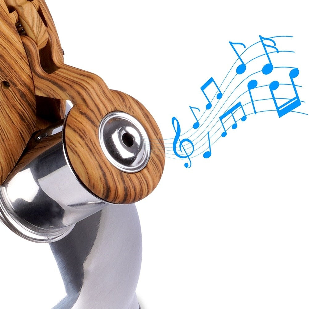 Detalle de madera con anillo plateado y notas musicales azules.