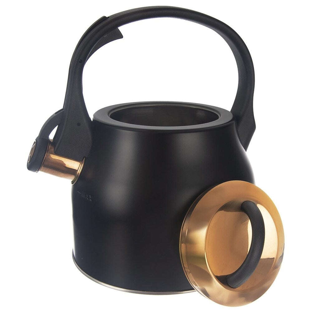 Una tetera negra con tapa y asa de color cobre. Fondo blanco.