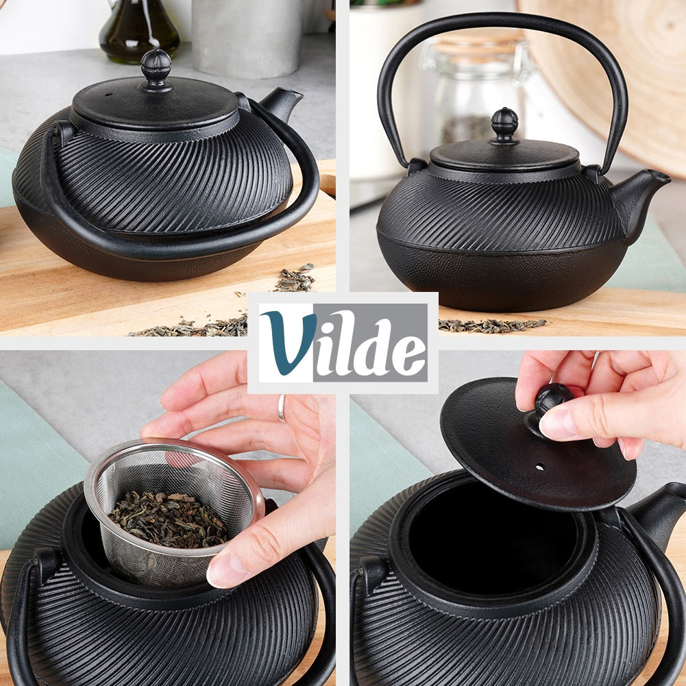 Tetera de hierro fundido negra con tapa, colador y té suelto.