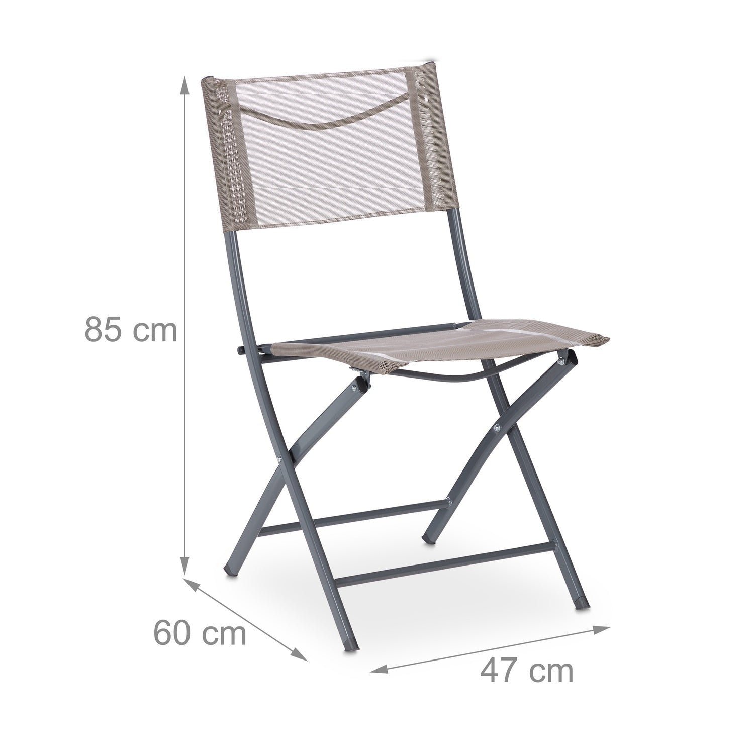 Silla plegable de metal gris con asiento y respaldo beige. Dimensiones mostradas.