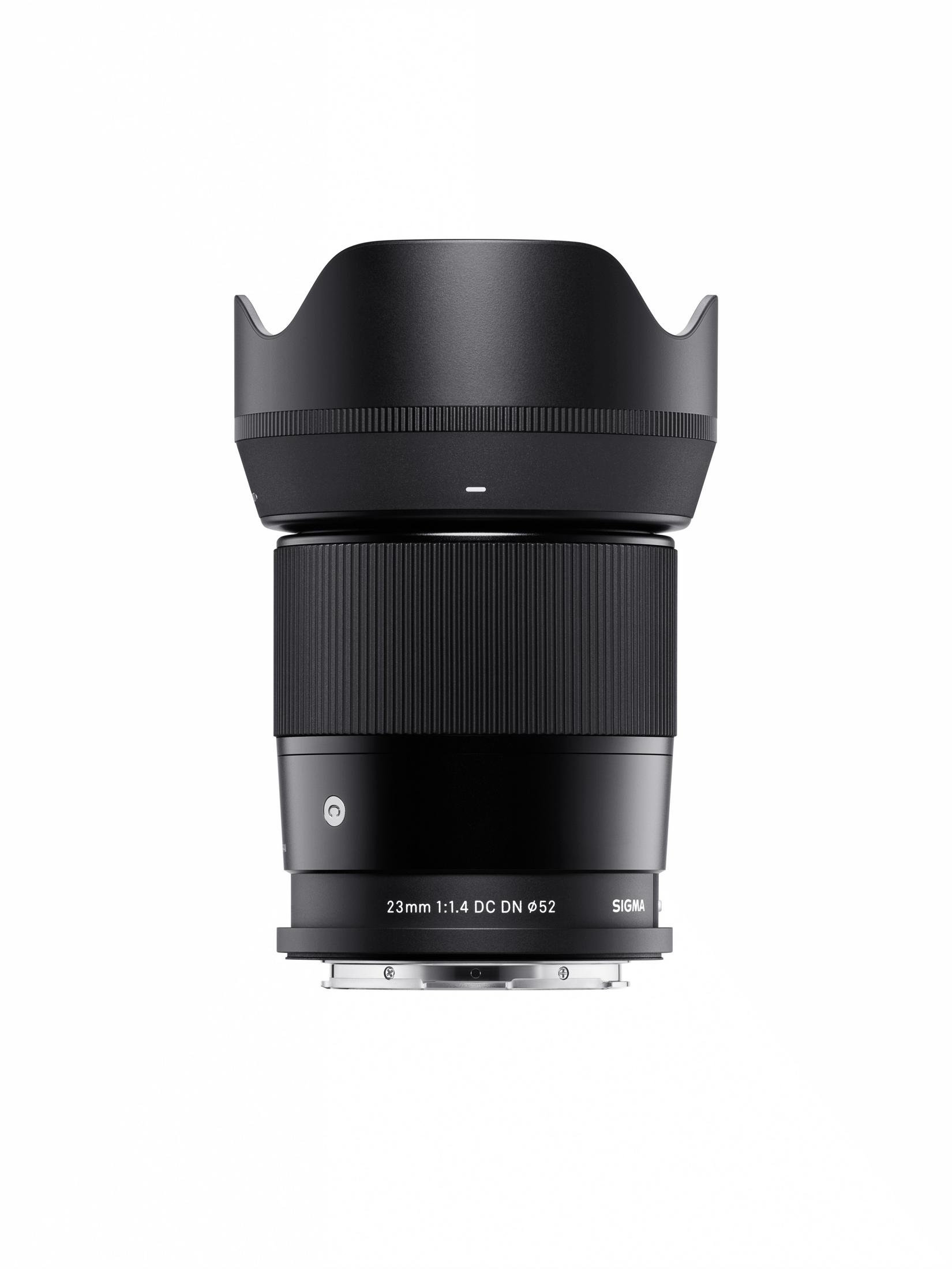 Een zwarte Sigma 23mm 1:1,4 DC DN lens met zonnekap.