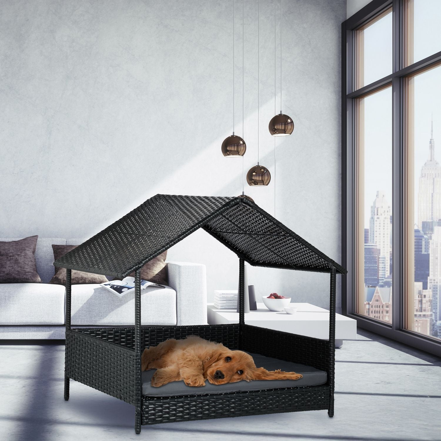 Un perro dorado descansa en una cama para perros de ratán negra con techo en una habitación moderna.
