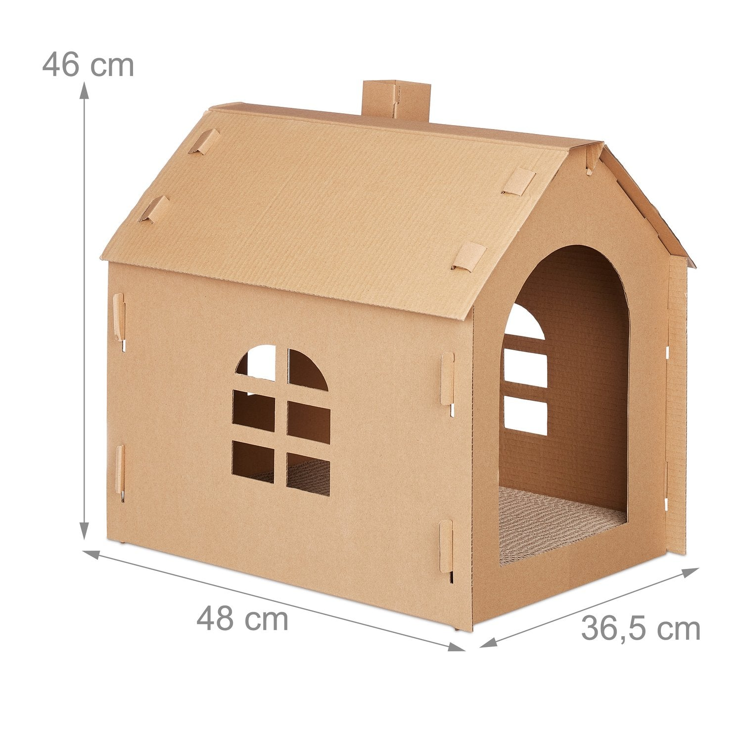 Una casa de cartón para gatos con ventanas y entrada arqueada.