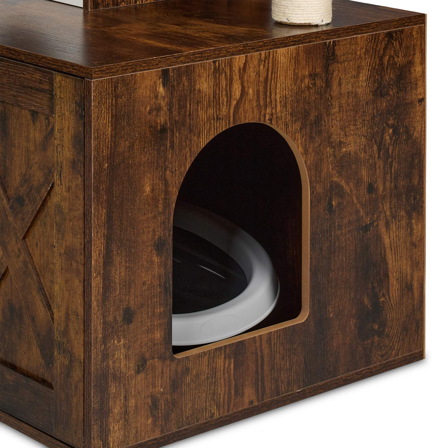 Mueble de madera con entrada redonda que revela una caja de arena.