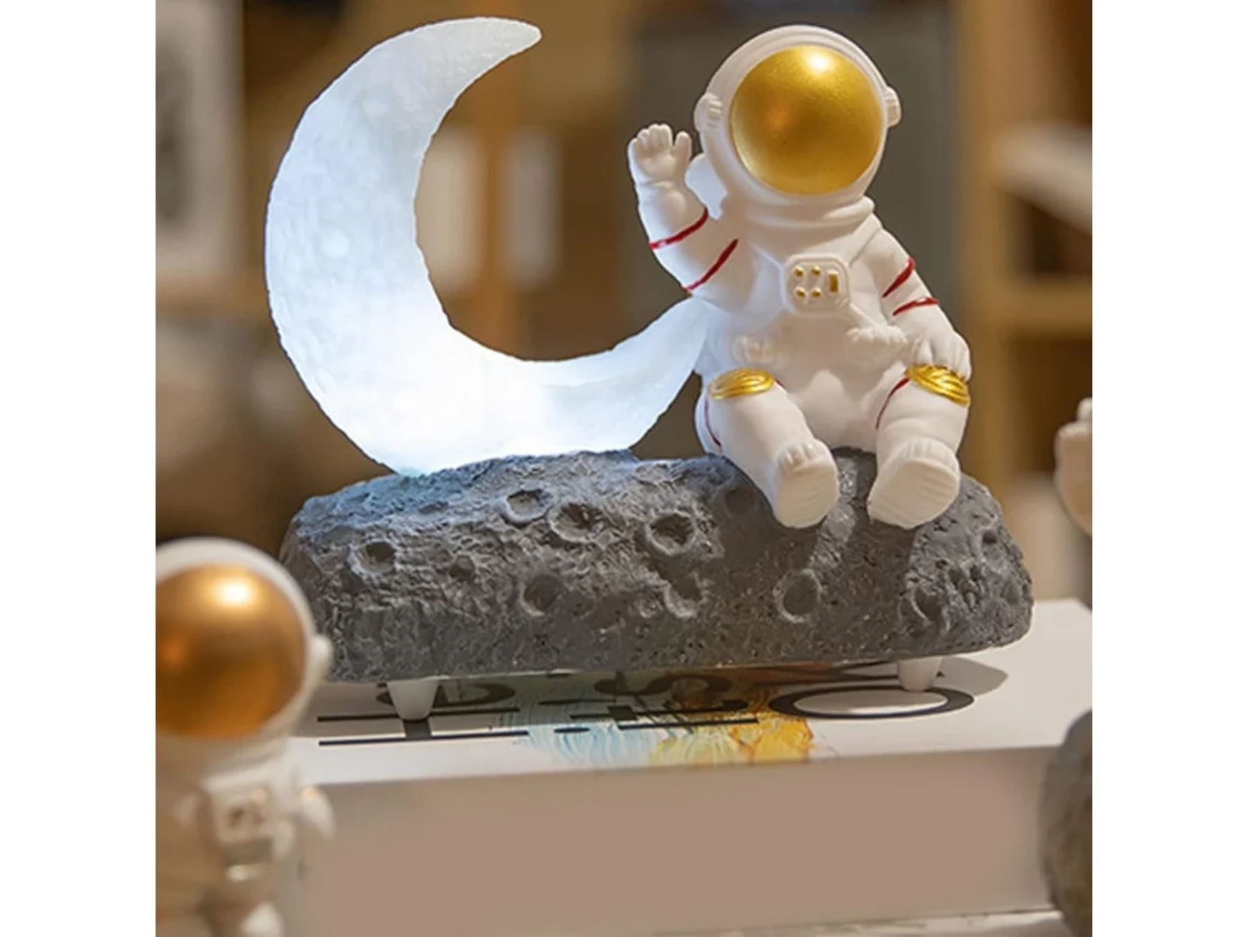 Astronaut sitzt auf Mond mit leuchtendem Mond im Hintergrund.