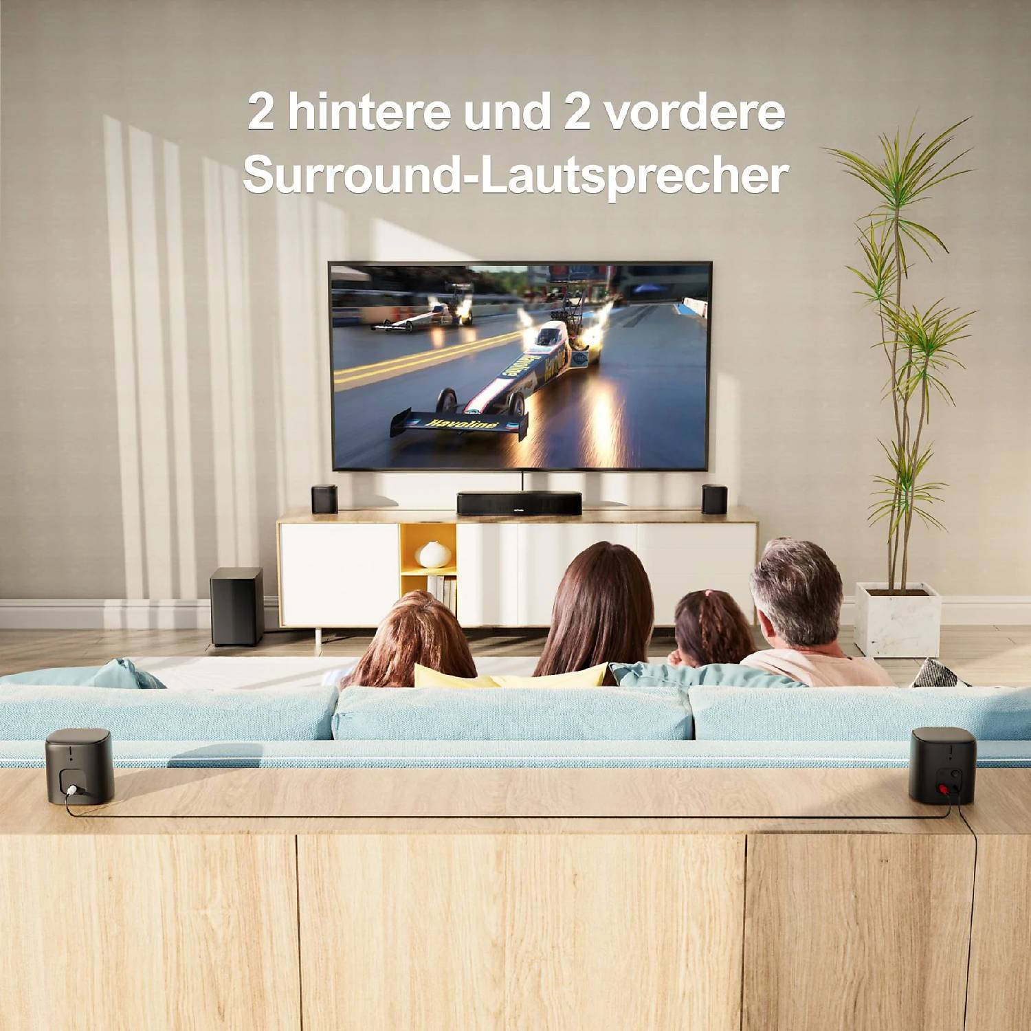 Famiglia guarda la TV, quattro altoparlanti surround disposti nella stanza.