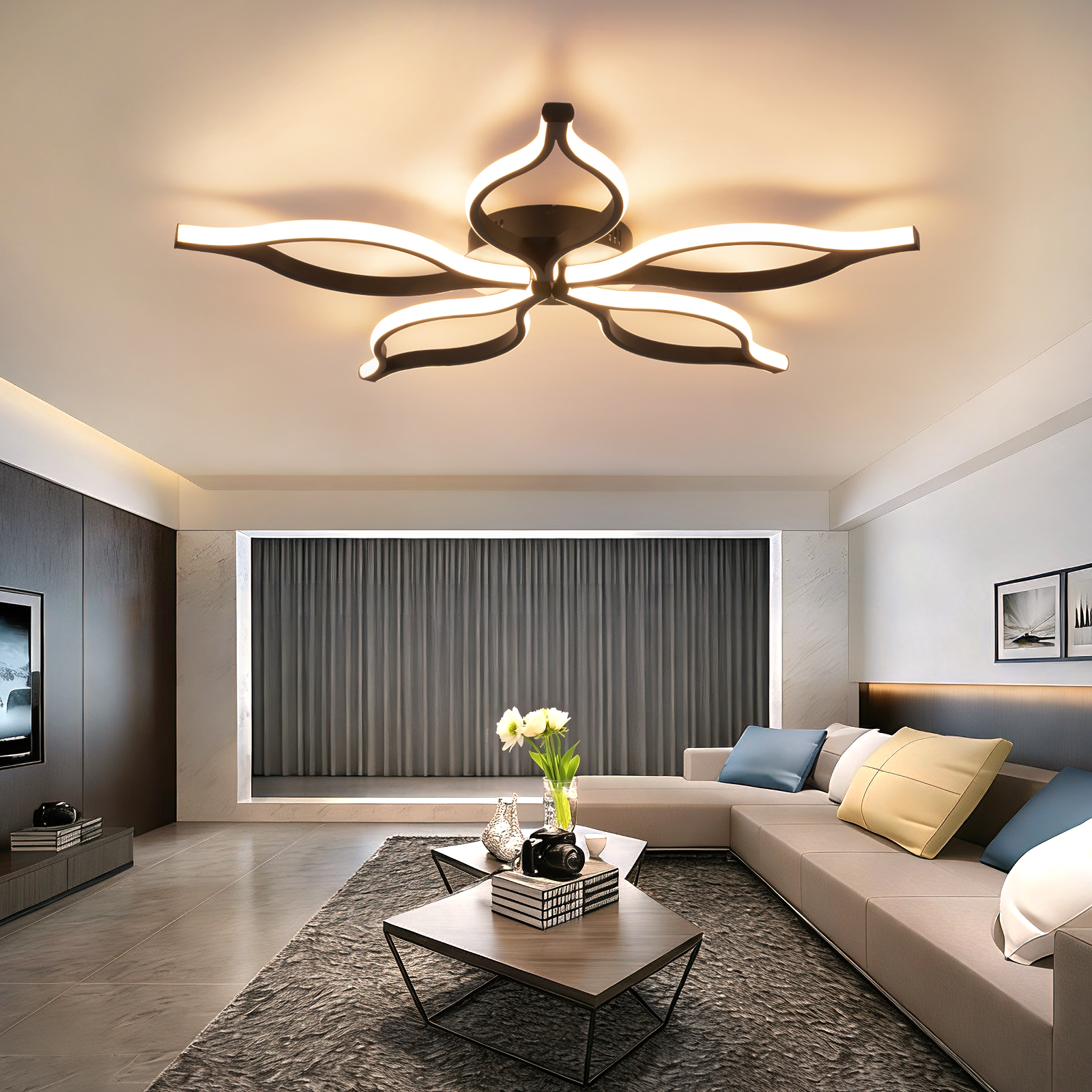 Soggiorno moderno con lampadario a soffitto a forma di fiore, divano.