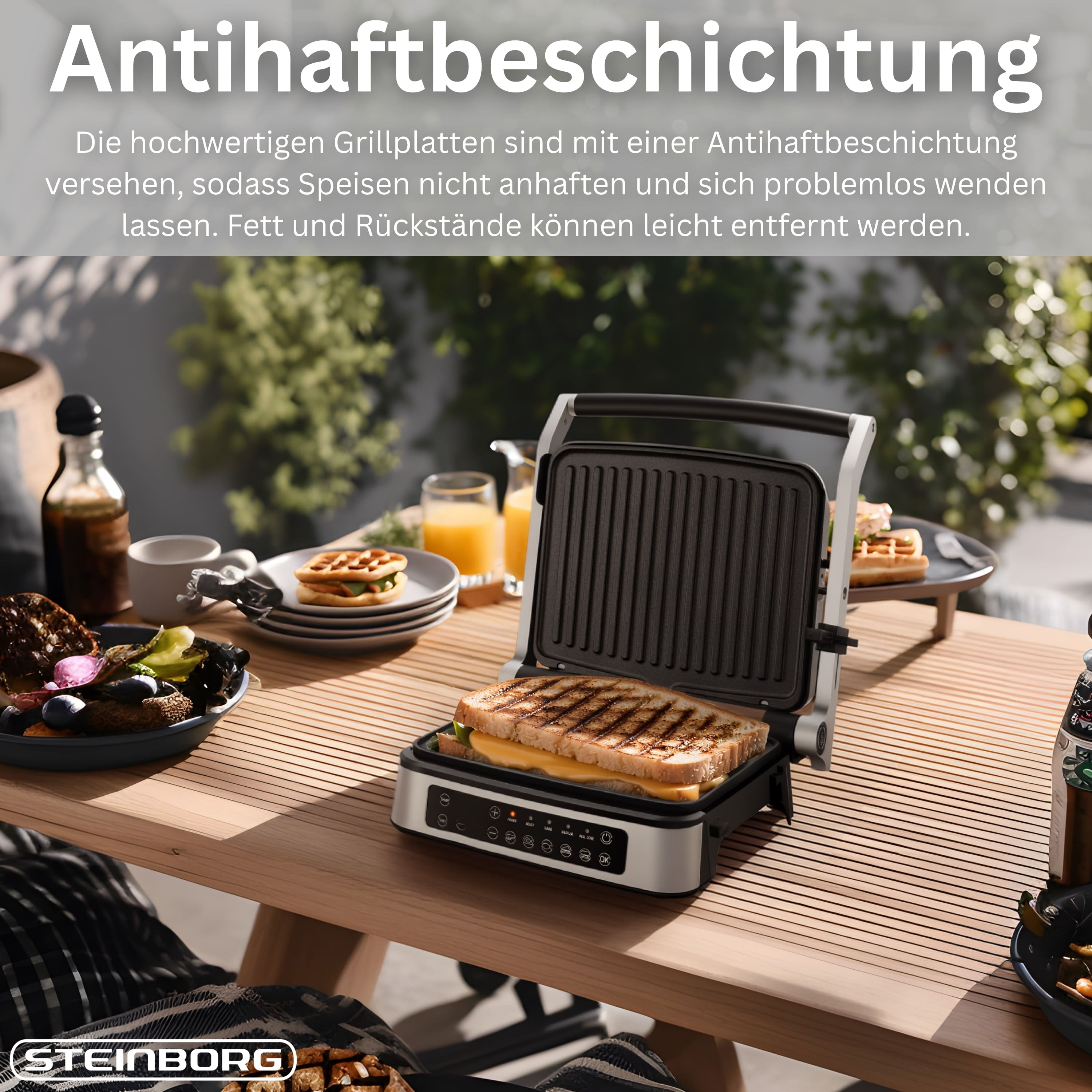 Ein offener Kontaktgrill mit Sandwich darauf, auf einem Holztisch.