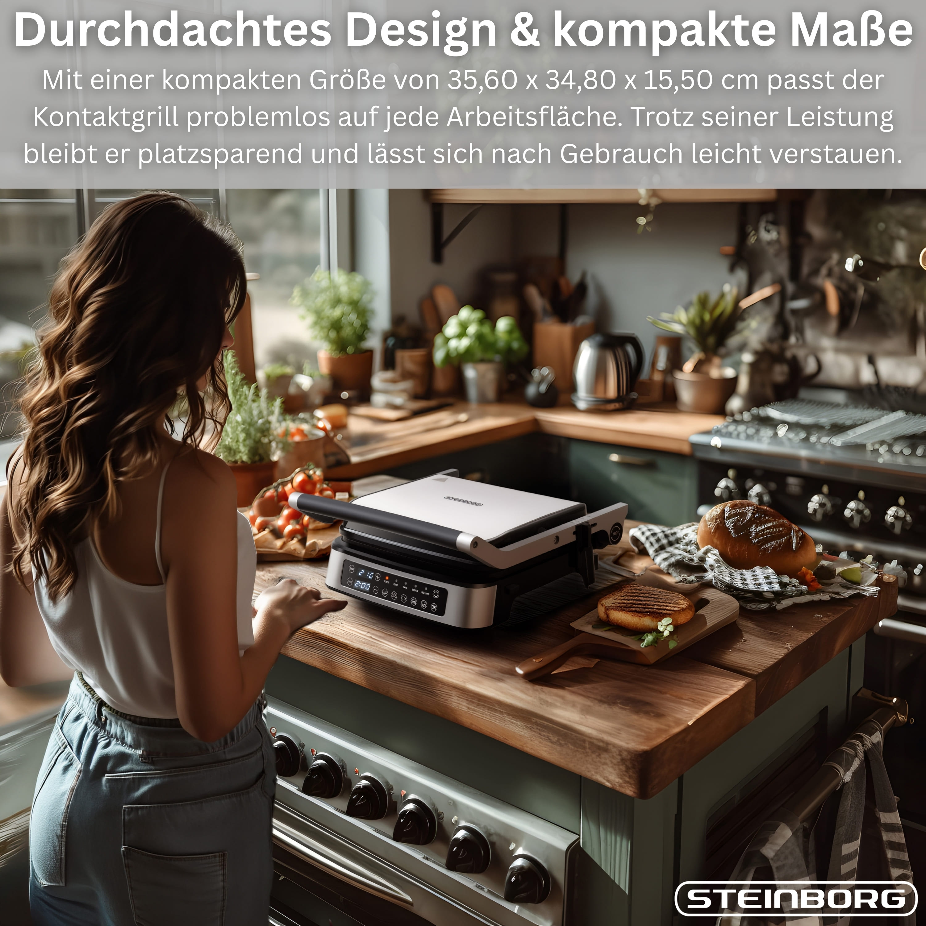 Eine Frau steht in einer Küche vor einem Kontaktgrill. Das Gerät ist auf der Arbeitsplatte.