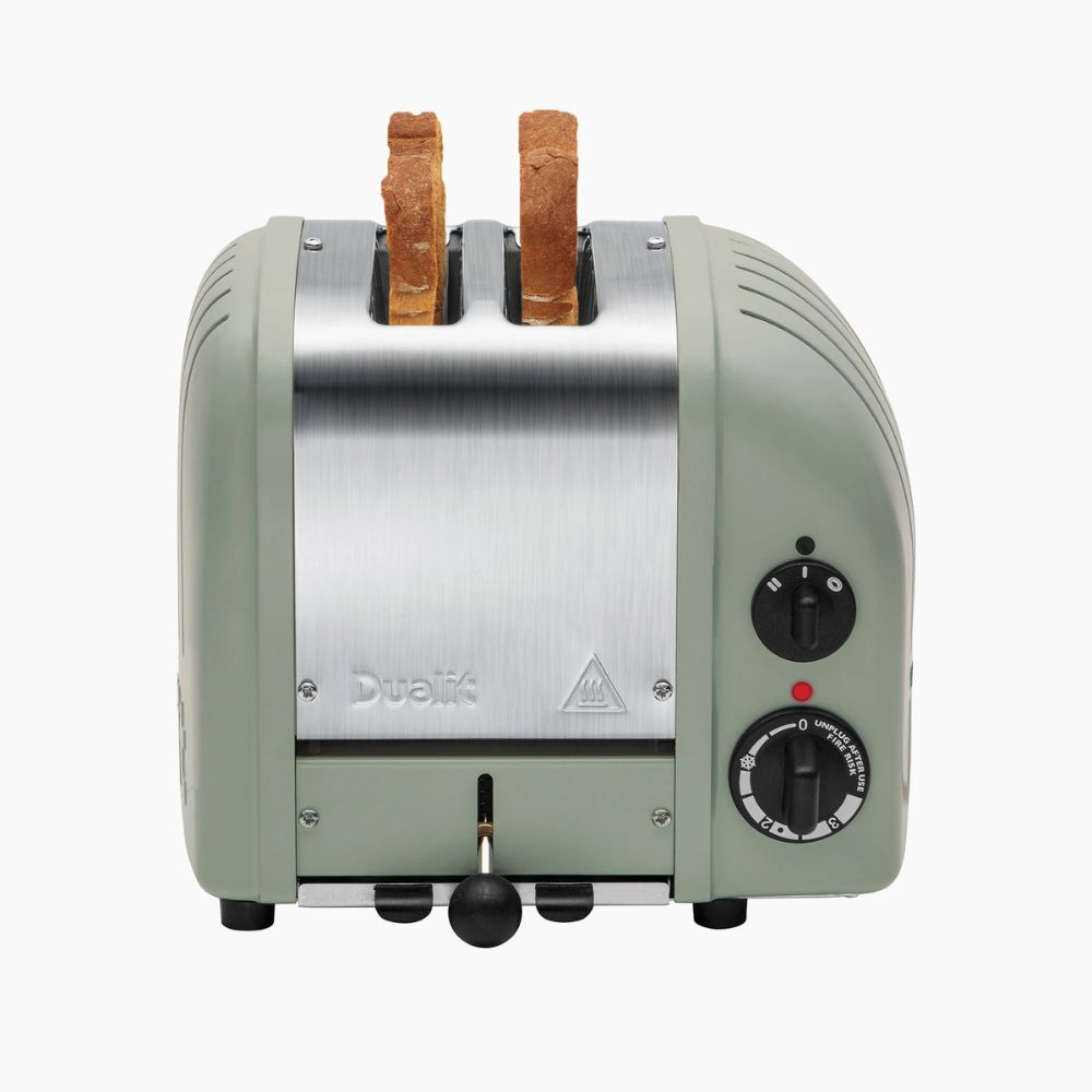 Ein grüner Toaster mit zwei Scheiben Toast, die herausragen.