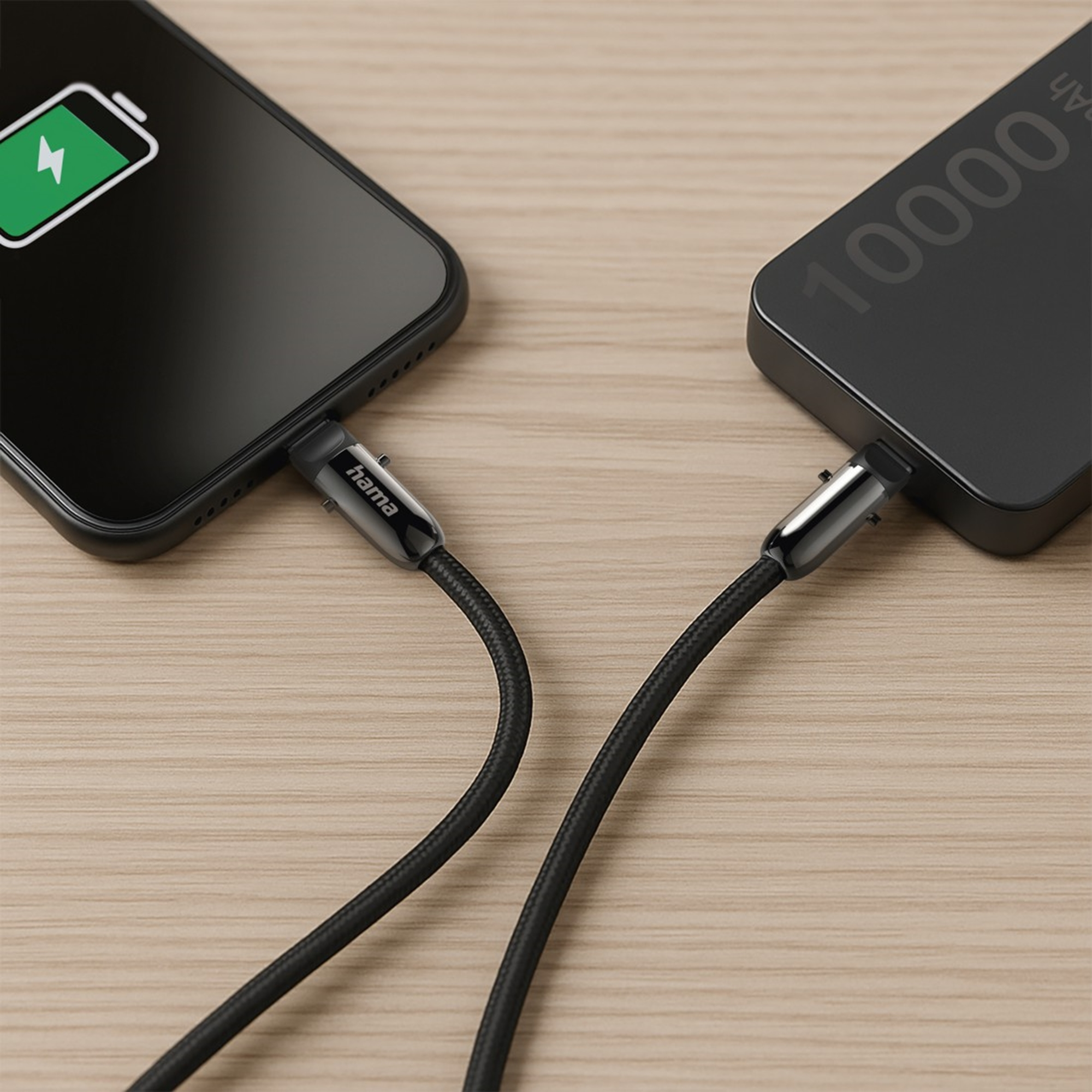 Smartfon z zieloną ikoną baterii ładuje się z powerbanku.