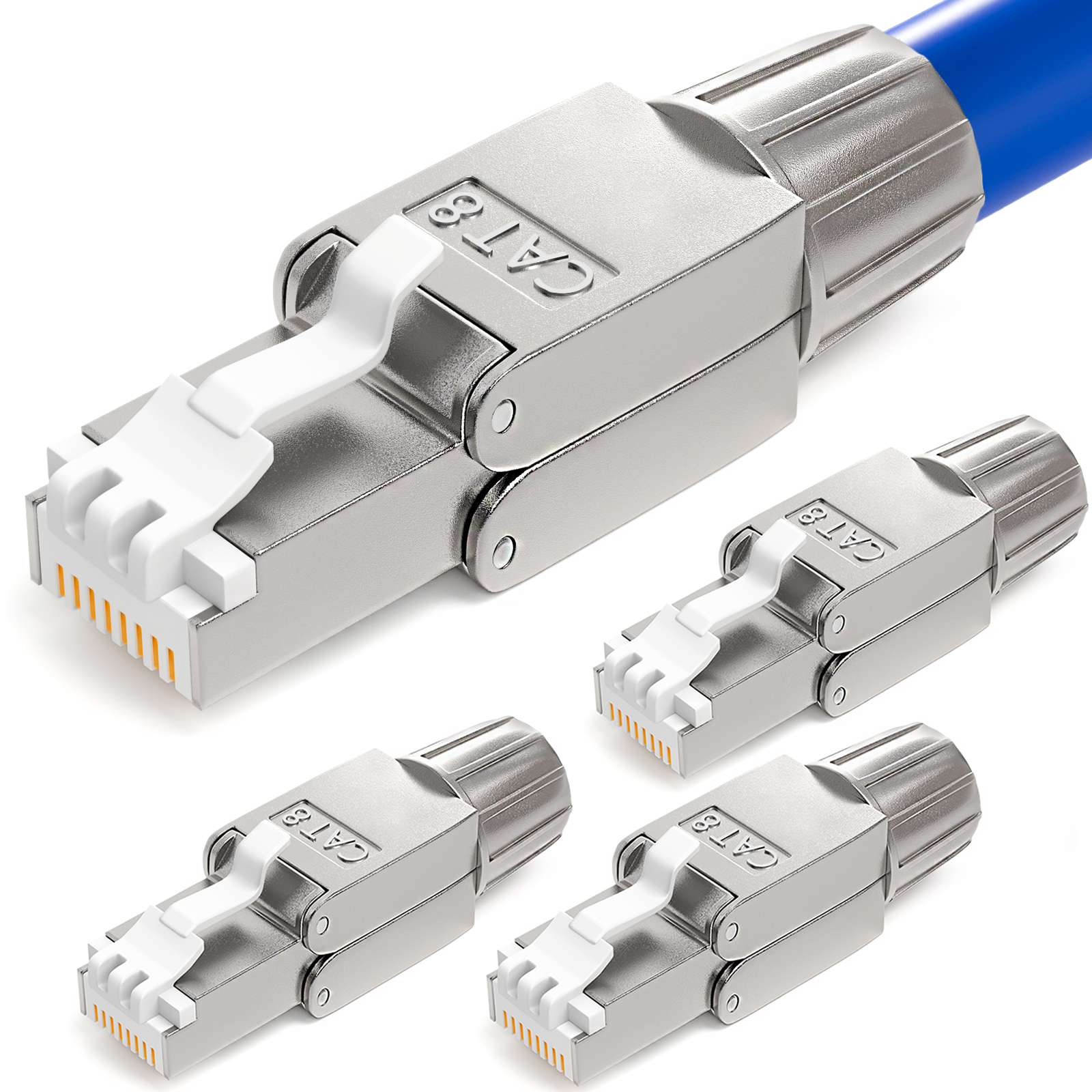 Vier silberne CAT8-Ethernet-Steckverbinder mit weißem Clip und blauer Kabelhülle.