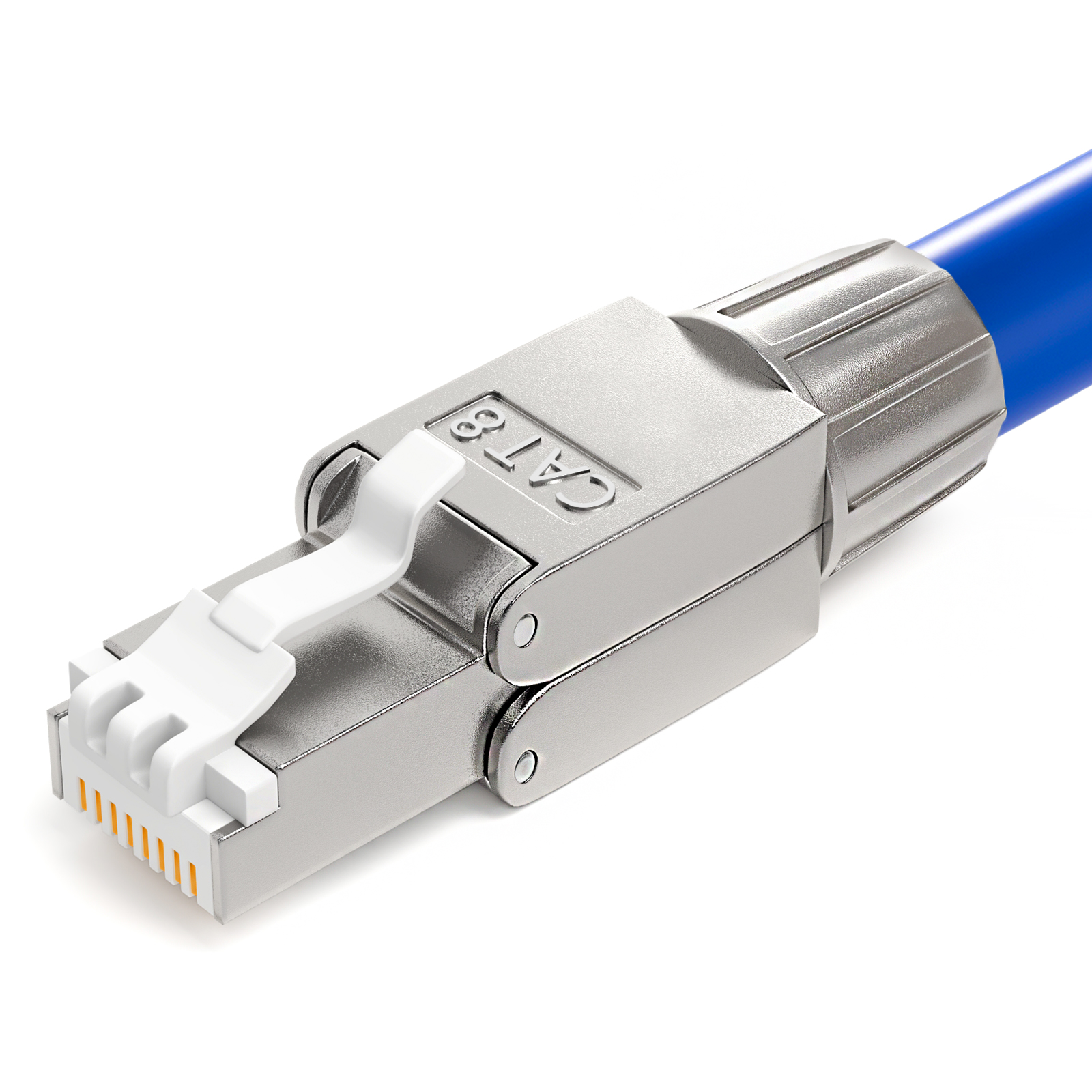 Ein silberner CAT8-Netzwerkstecker mit einem blauen Kabel.