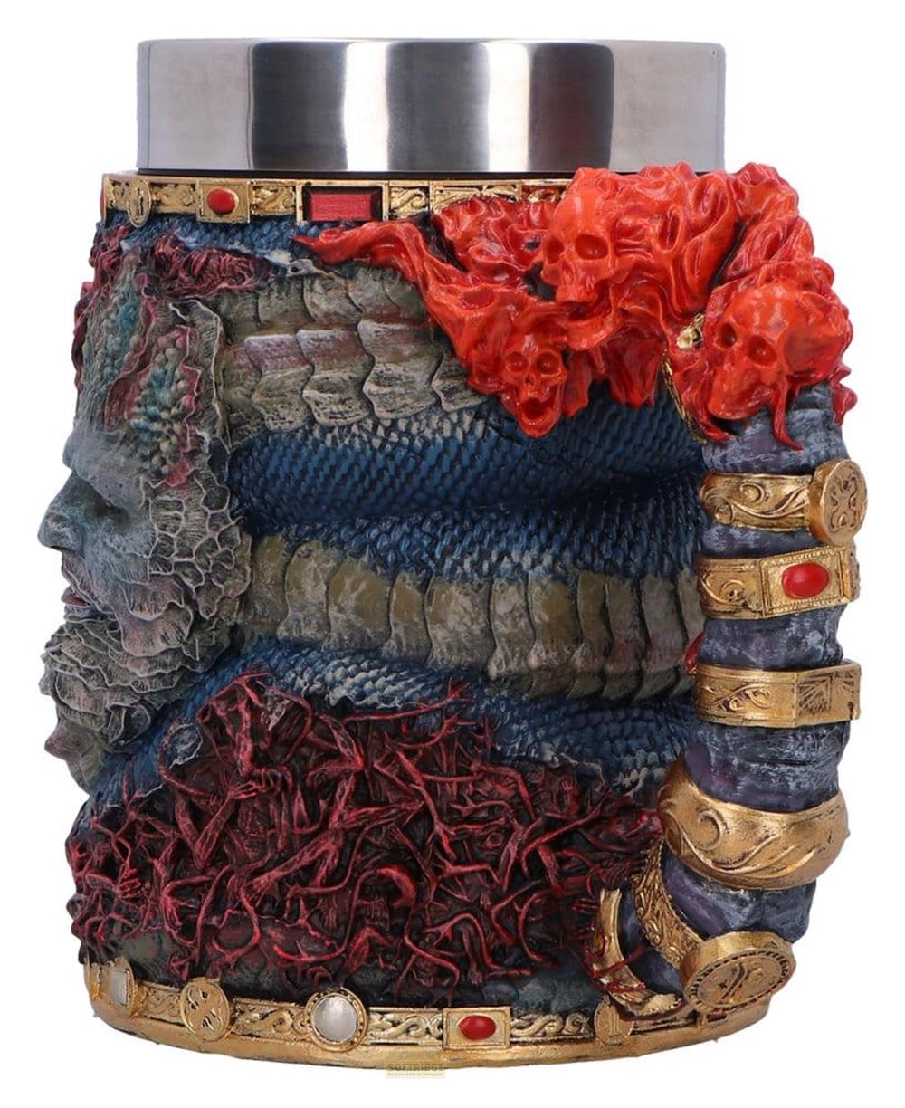 Ein detailreicher Becher mit einem Gesicht, Schlangenmuster, roten Schädeln und goldenem Schmuck.