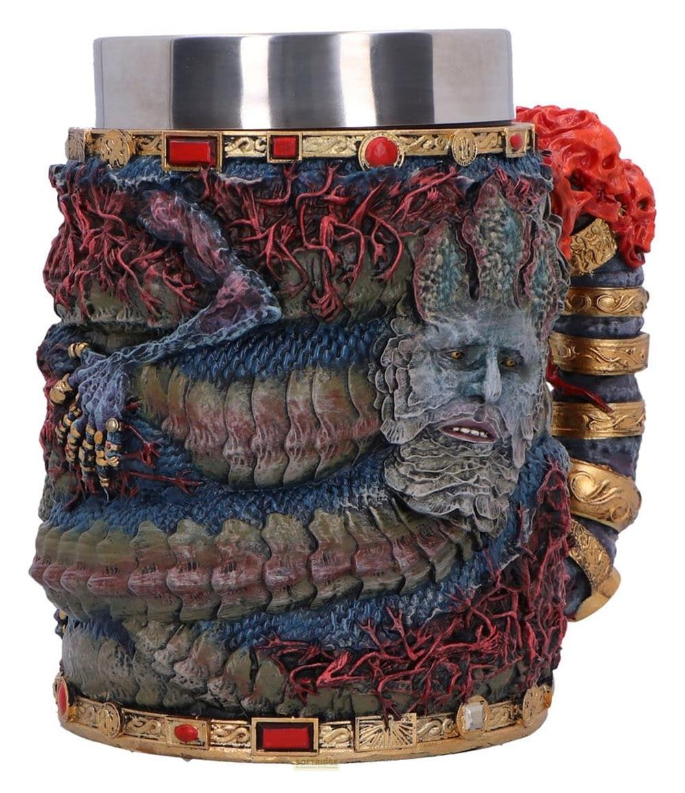 Eine kunstvolle Tasse mit einem schuppigen Drachen und einem Gesicht, verziert mit roten Ästen.