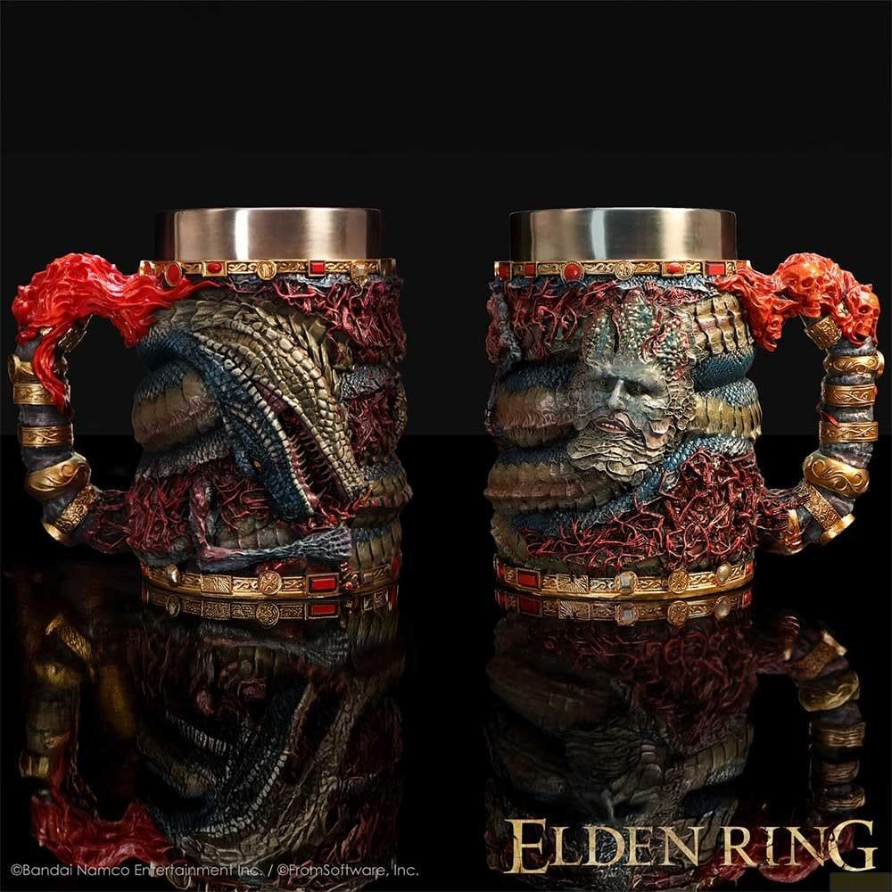Eine Tasse mit Drachen- und Totenkopfdesign, verziert mit roten und goldenen Akzenten.