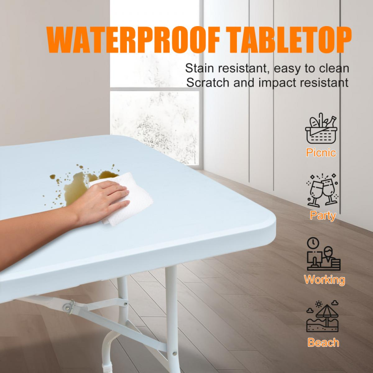 Eine Hand wischt Flüssigkeit von einem hellblauen, wasserdichten Tisch ab.