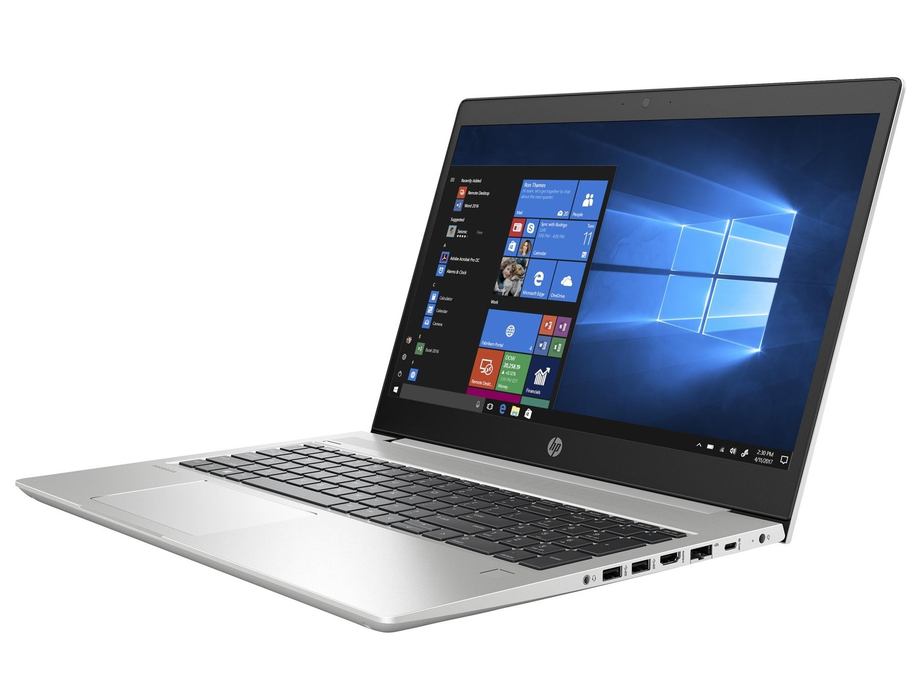 Ein offener silberner Laptop mit Windows-Startmenü auf dem Bildschirm.