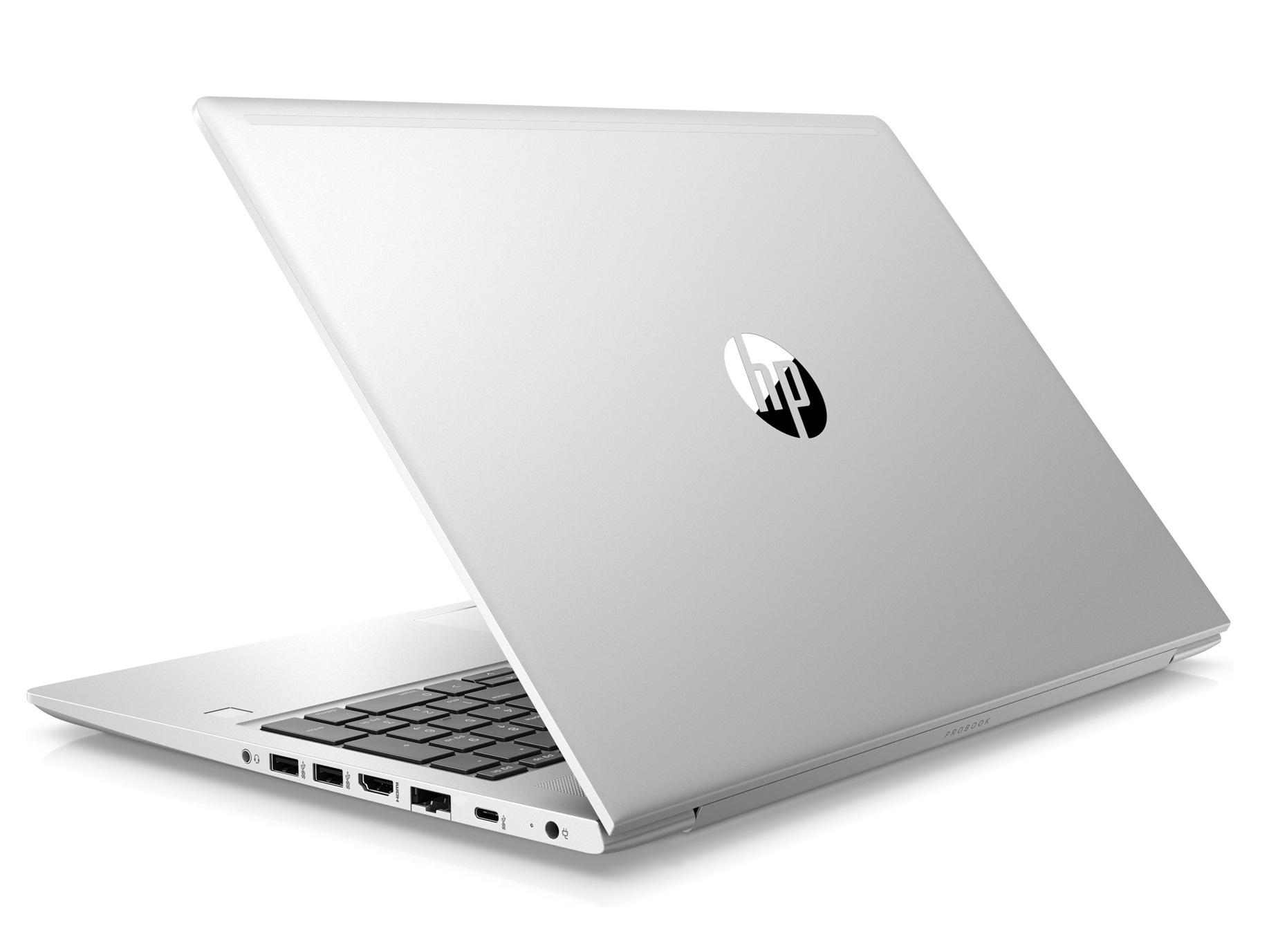 Silberner HP Laptop mit offenem Deckel, Tastatur und Anschlüssen sichtbar.