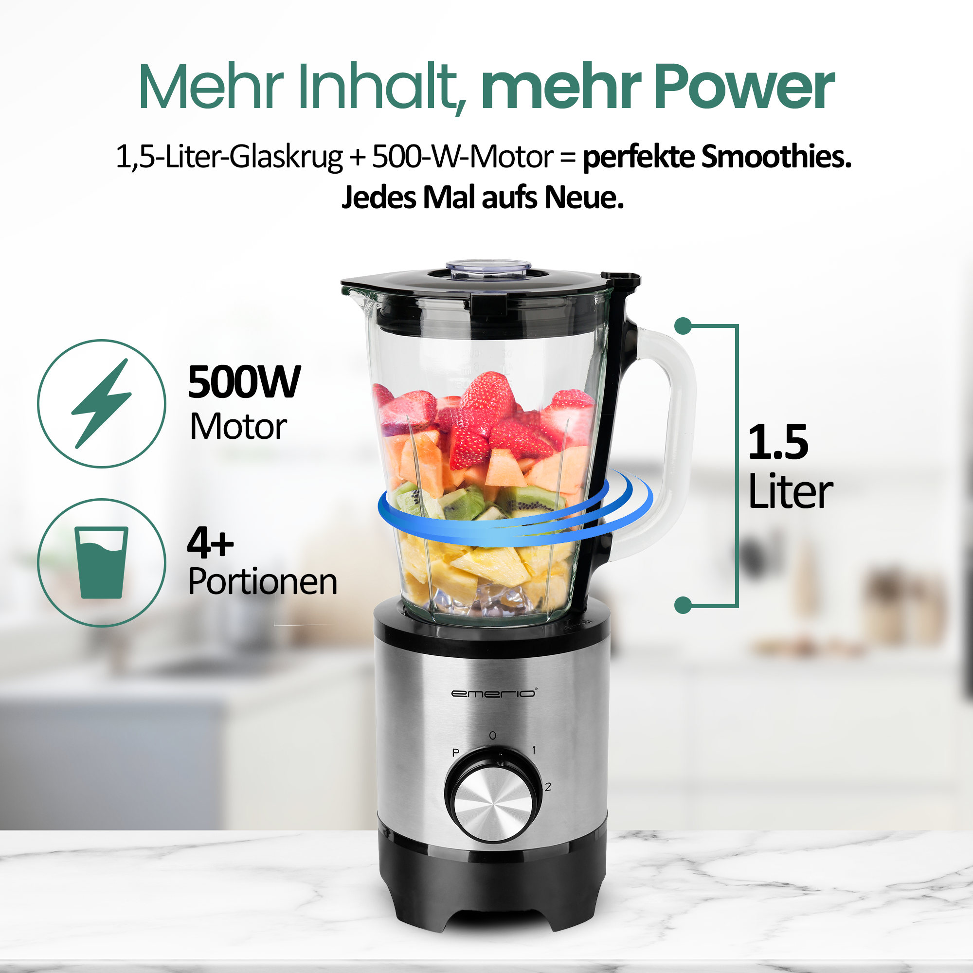 Ein silberner Standmixer mit einem Glasbehälter voller Früchte und Eiswürfel.