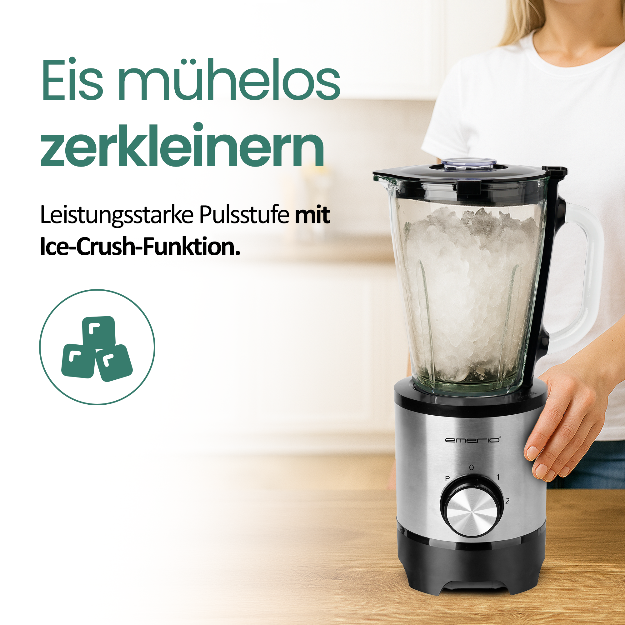 Ein Mixer mit Eis im Glas, auf einem Holztisch, mit Text.