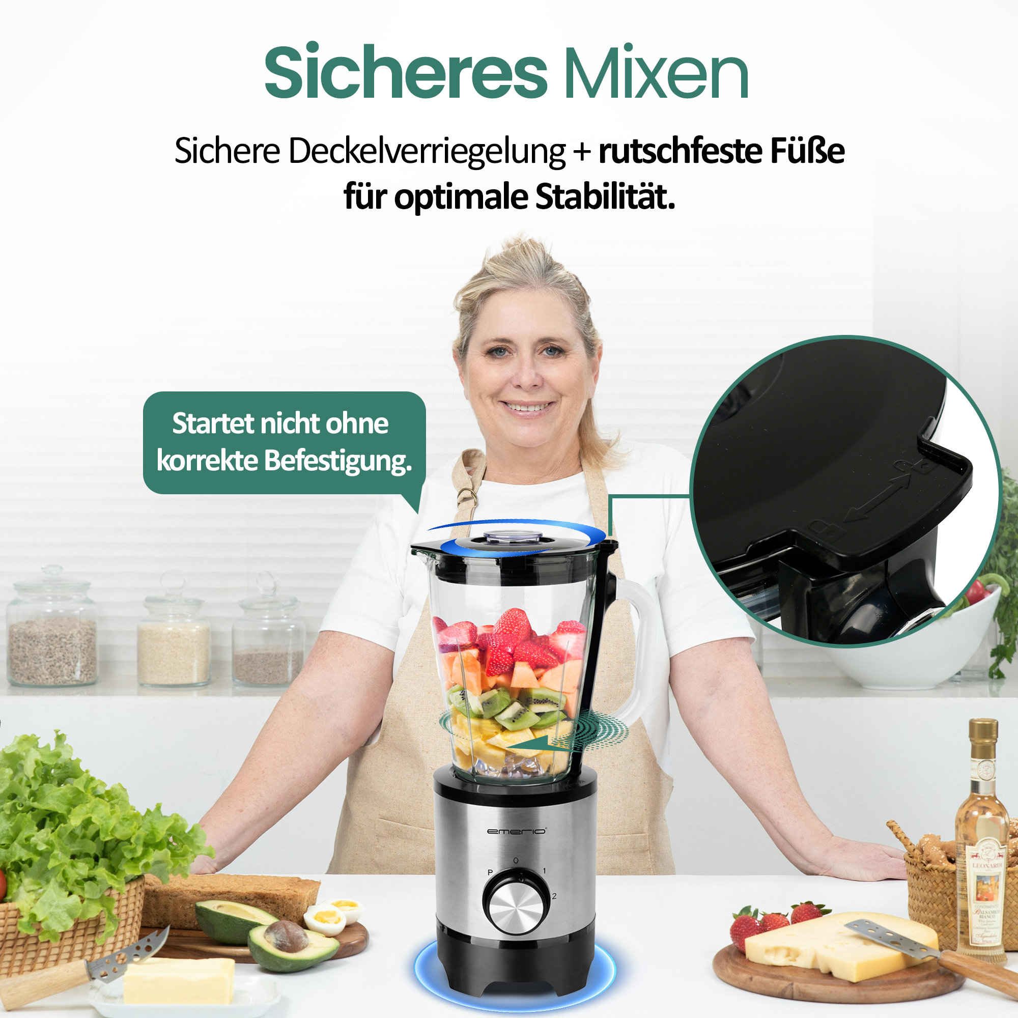 Eine Frau steht hinter einem Mixer mit Früchten. "Sicheres Mixen" ist das Motto.