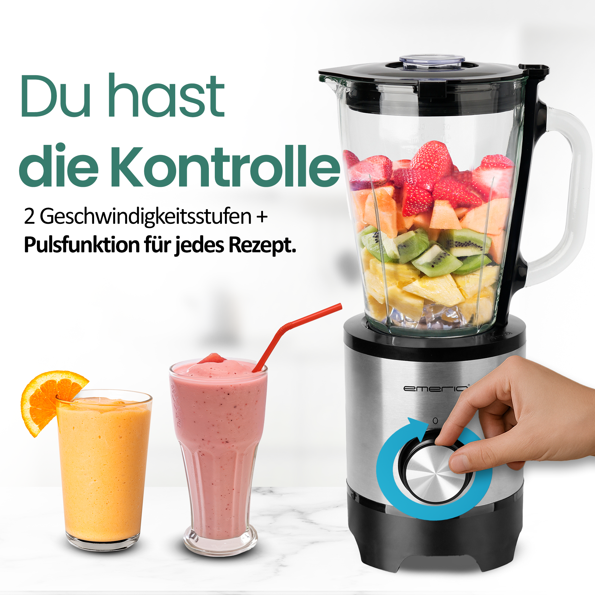 Ein Mixer mit Früchten und zwei Gläsern Smoothie. Eine Hand dreht den Knopf.