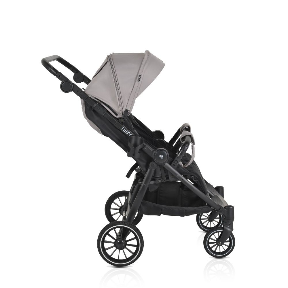 Ein grauer Kinderwagen mit schwarzem Rahmen und Rädern auf weißem Hintergrund.