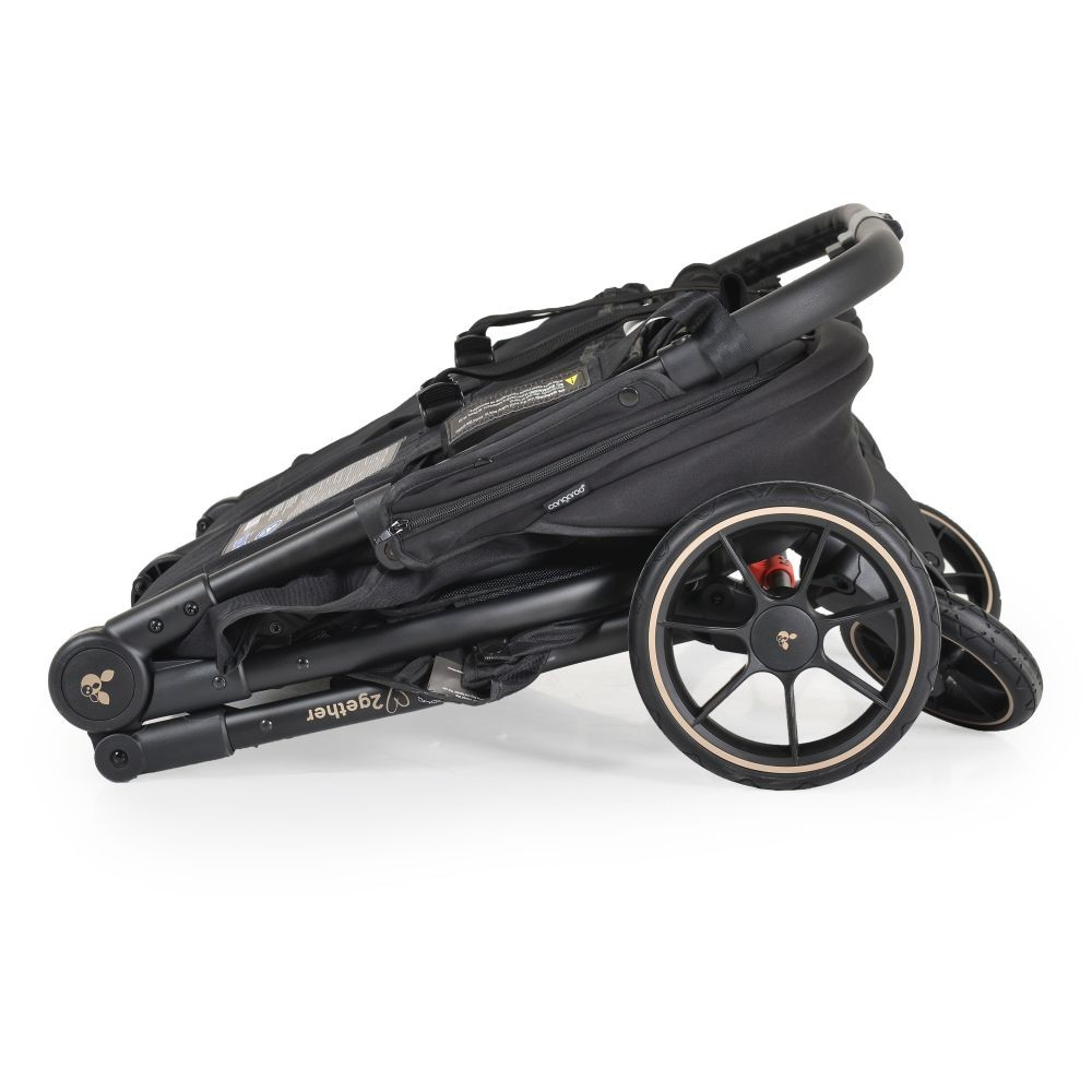 Ein zusammengeklappter schwarzer Kinderwagen mit Rädern und Griff.