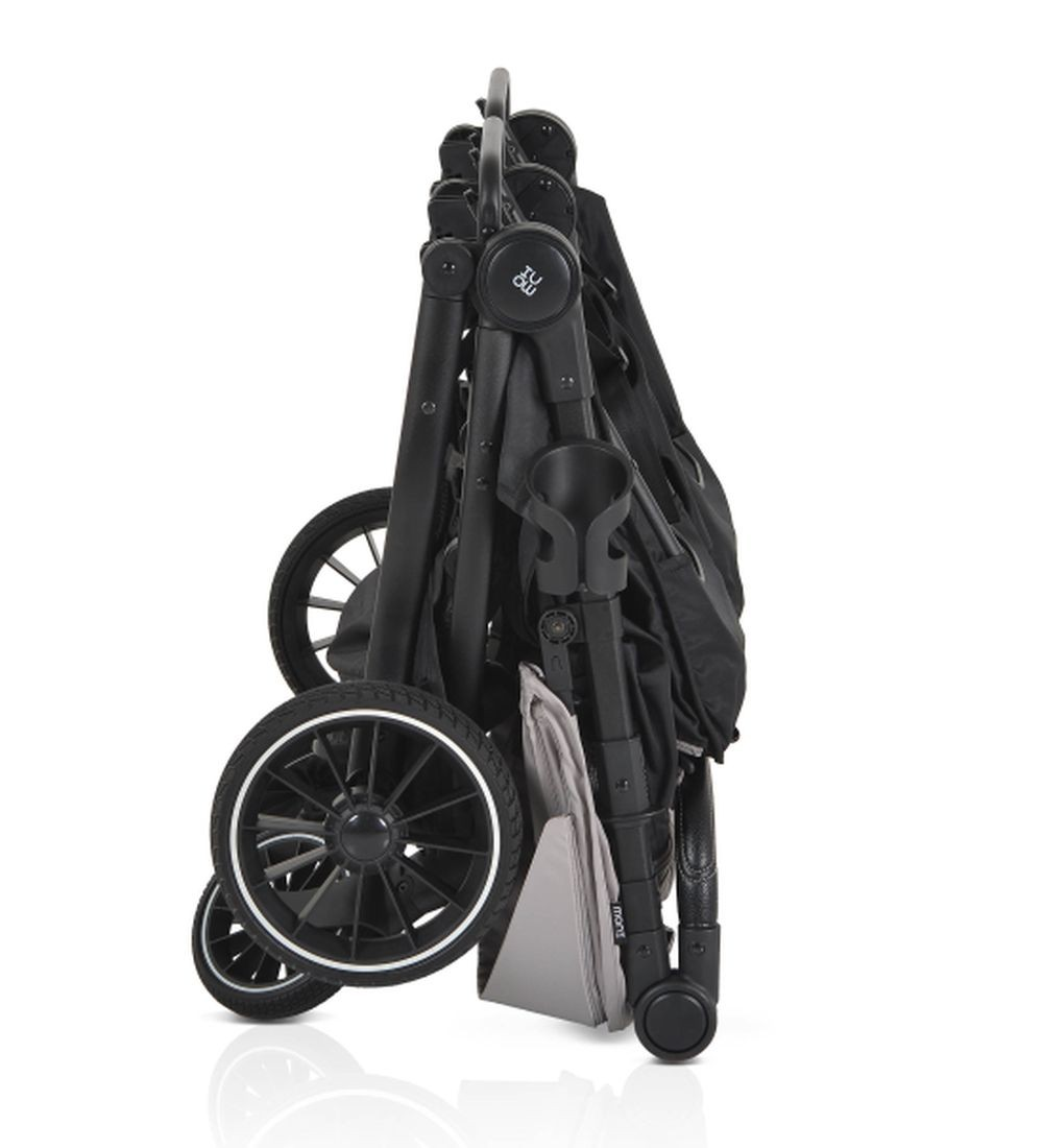 Ein zusammengeklappter schwarzer Kinderwagen mit grauer Stoffablage.