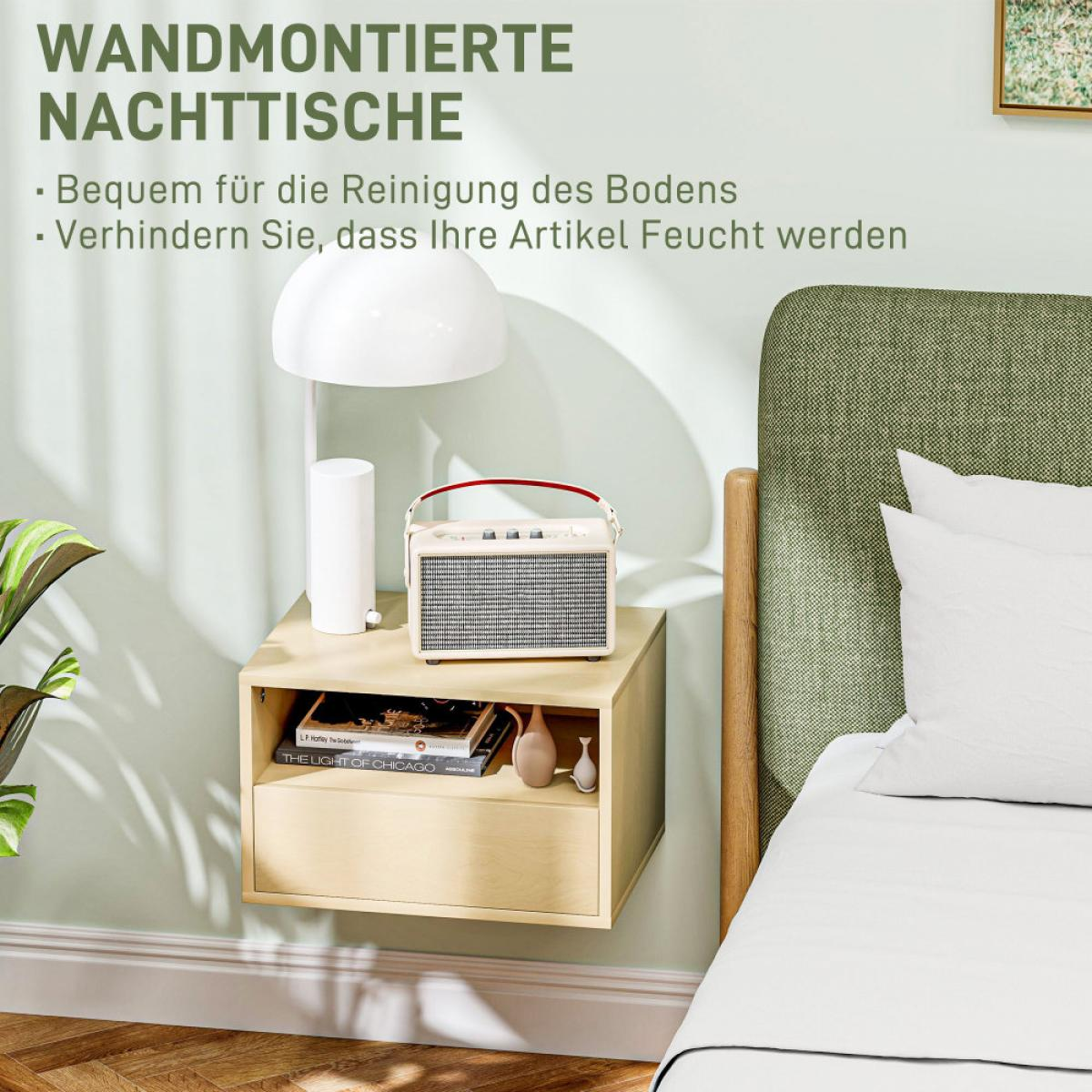 Ein helles Nachttischchen mit einer Lampe und einem Radio. Daneben ein Bett.