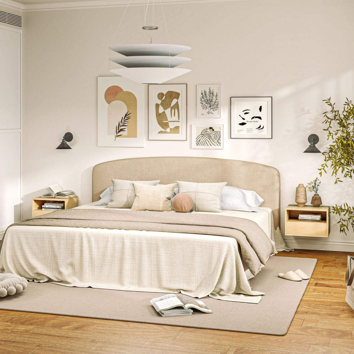 Ein helles Schlafzimmer mit einem großen Bett, Kunst an der Wand und Nachttischen.