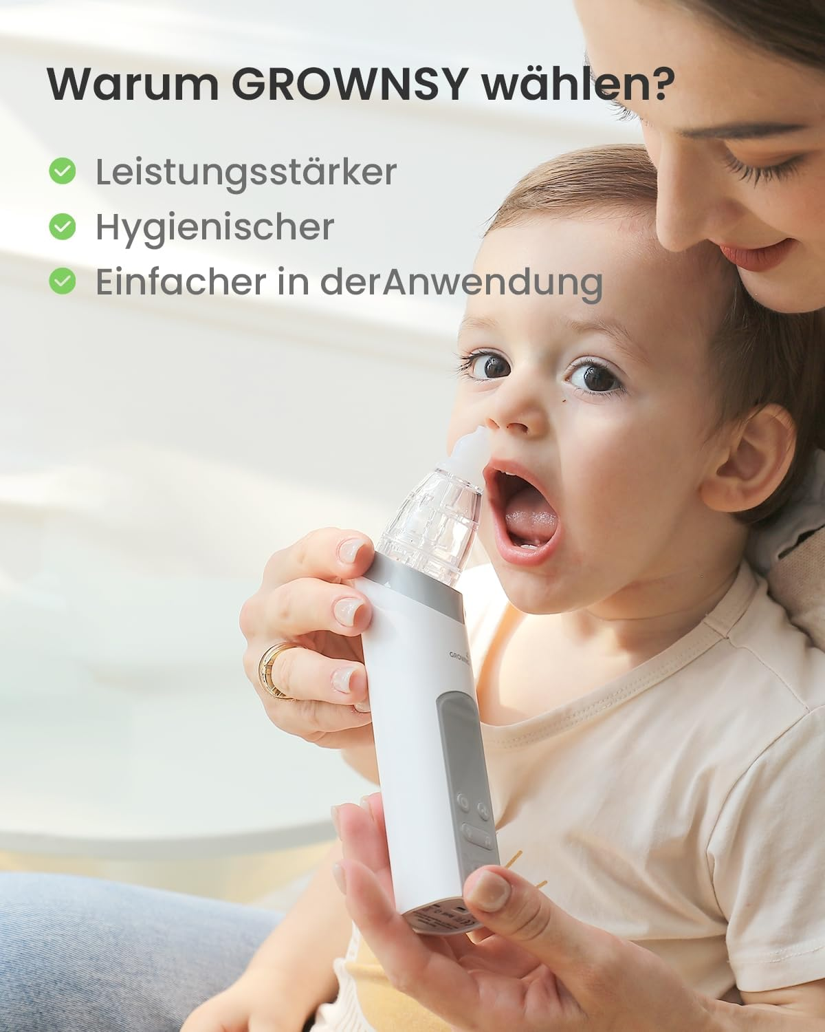 Mutter benutzt Nasensauger an Baby. Text: Warum GROWSNY wählen? Leistungsstärker, Hygienischer, Einfacher.