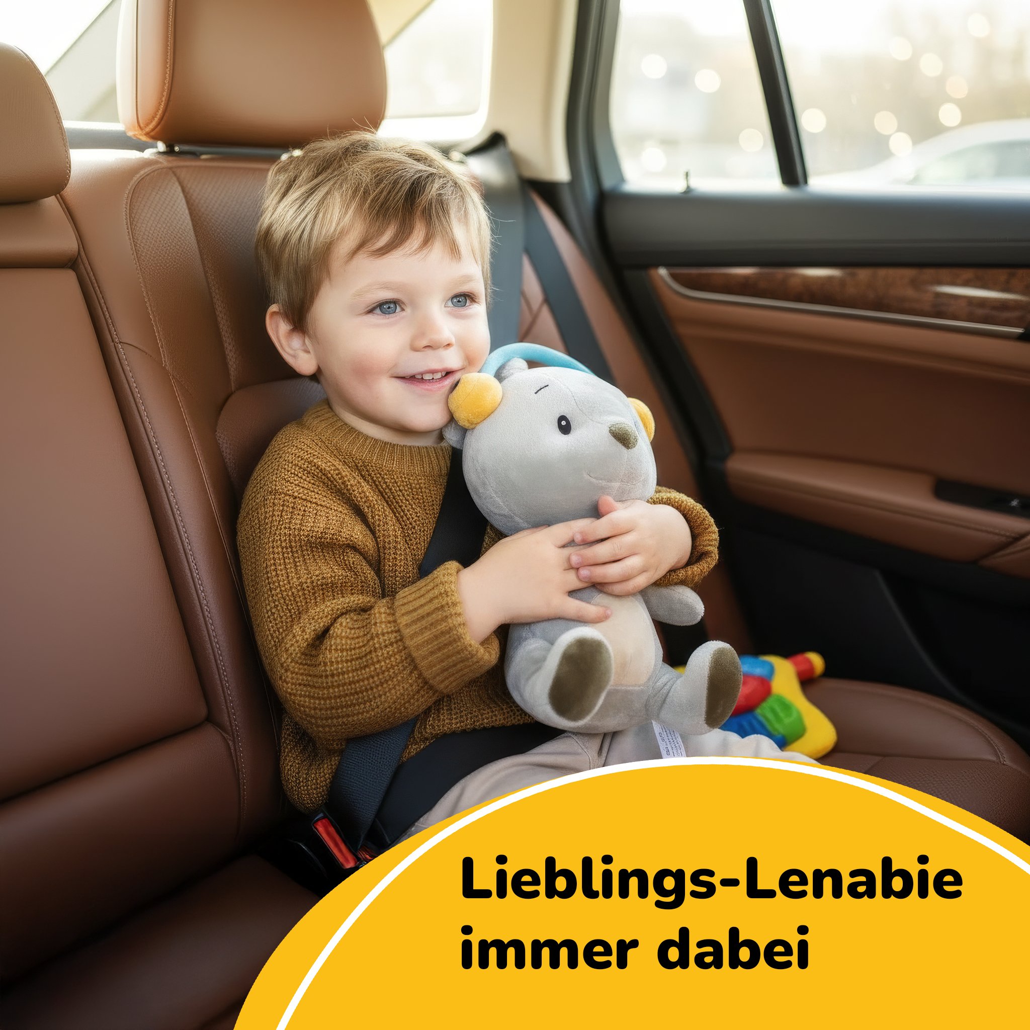 Ein kleiner Junge mit einem Teddybär sitzt auf dem Rücksitz eines Autos.