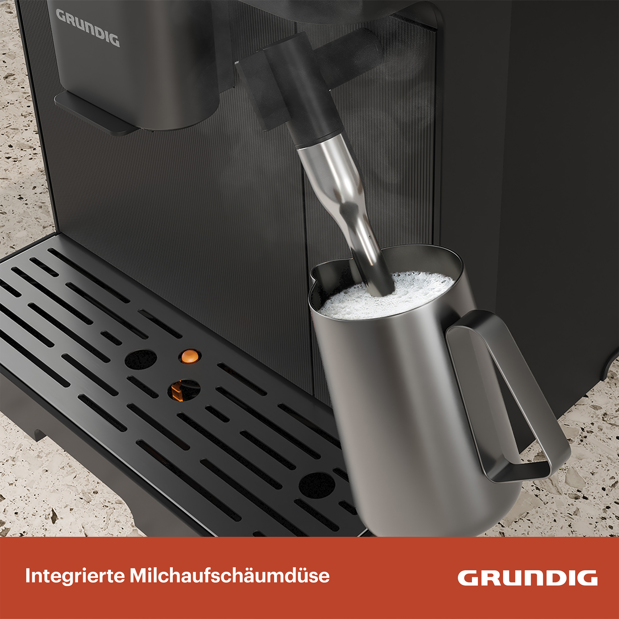 Eine Kaffeemaschine schäumt Milch in einem Metallkrug auf.