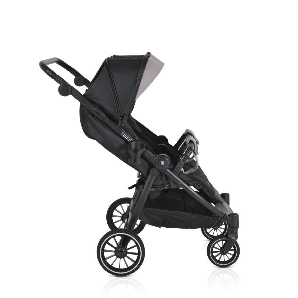 Ein schwarzer Kinderwagen mit zwei Sitzen, auf weißem Hintergrund.