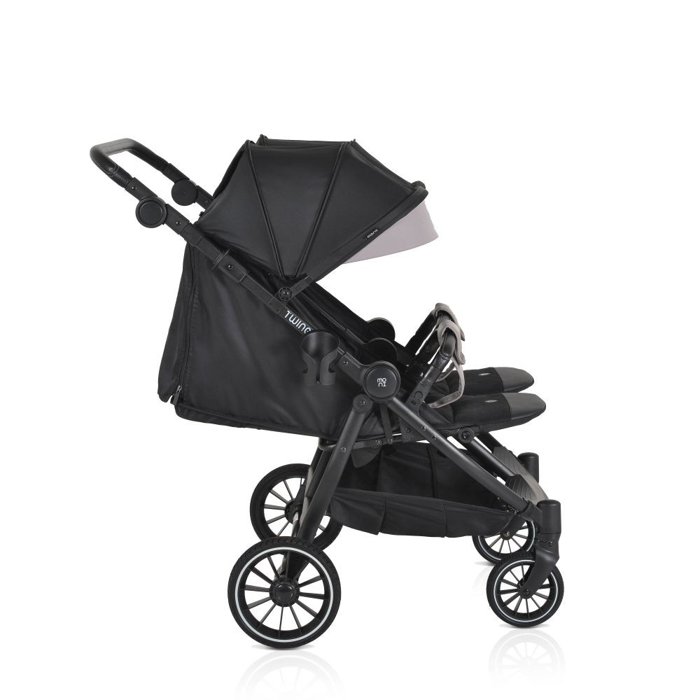 Ein schwarzer Kinderwagen für Zwillinge mit zwei Sitzen, Sonnendach und großen Rädern.