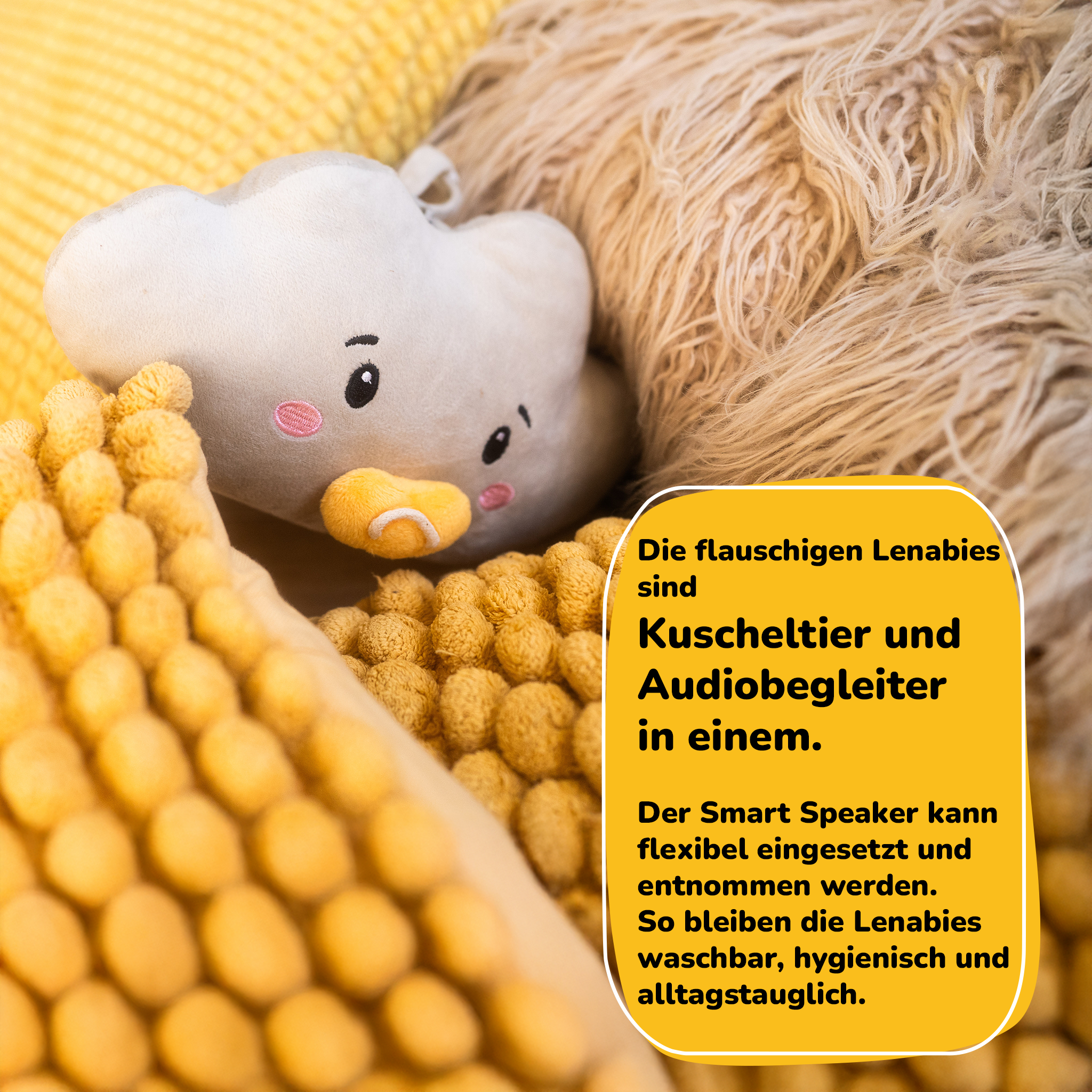 Ein flauschiges, weißes Stofftier mit Gesicht, umgeben von gelbem und beigem Material.