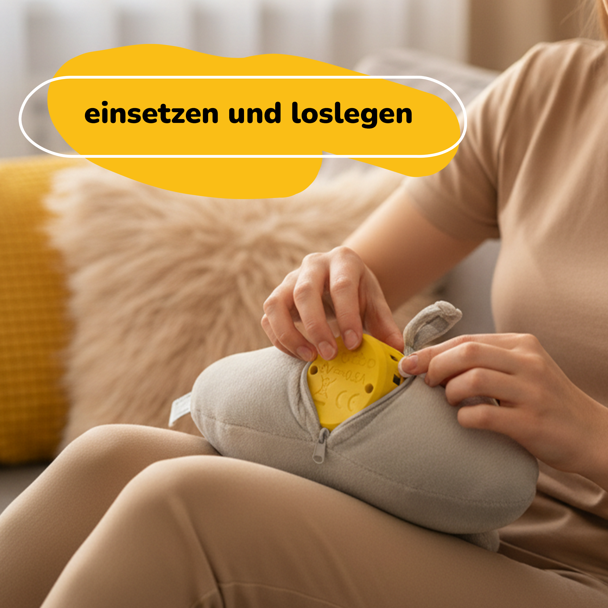 Eine Person setzt ein gelbes Gerät in ein graues Stofftier ein.