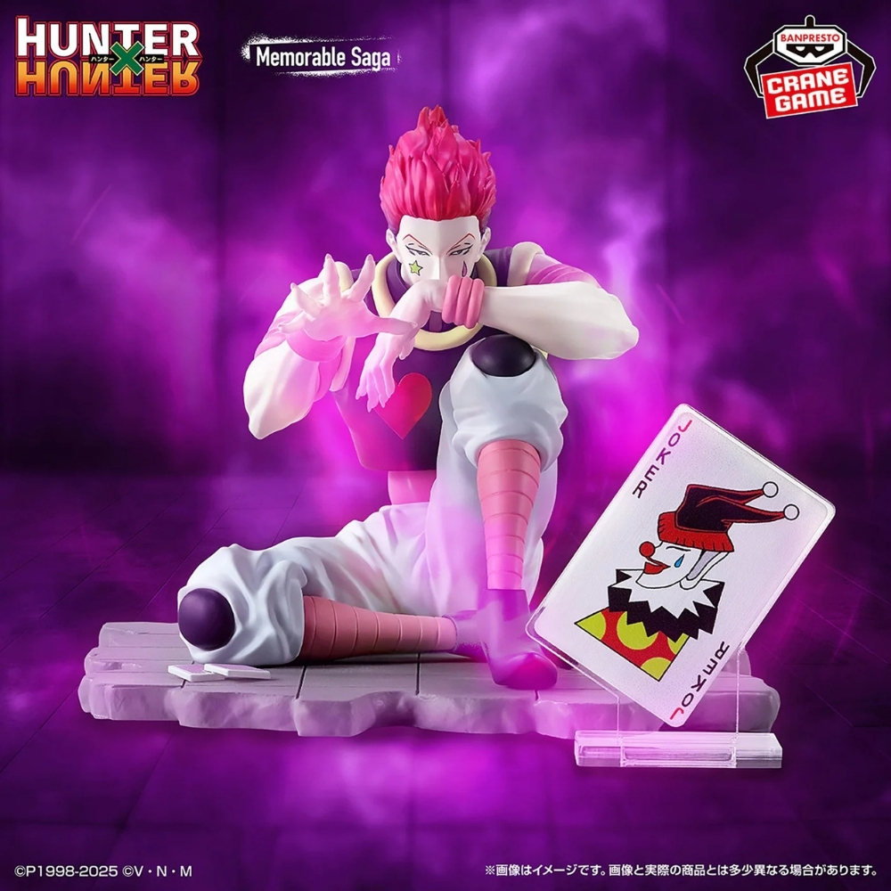 Eine Figur von Hisoka aus Hunter x Hunter mit pinken Haaren, neben einer Spielkarte.