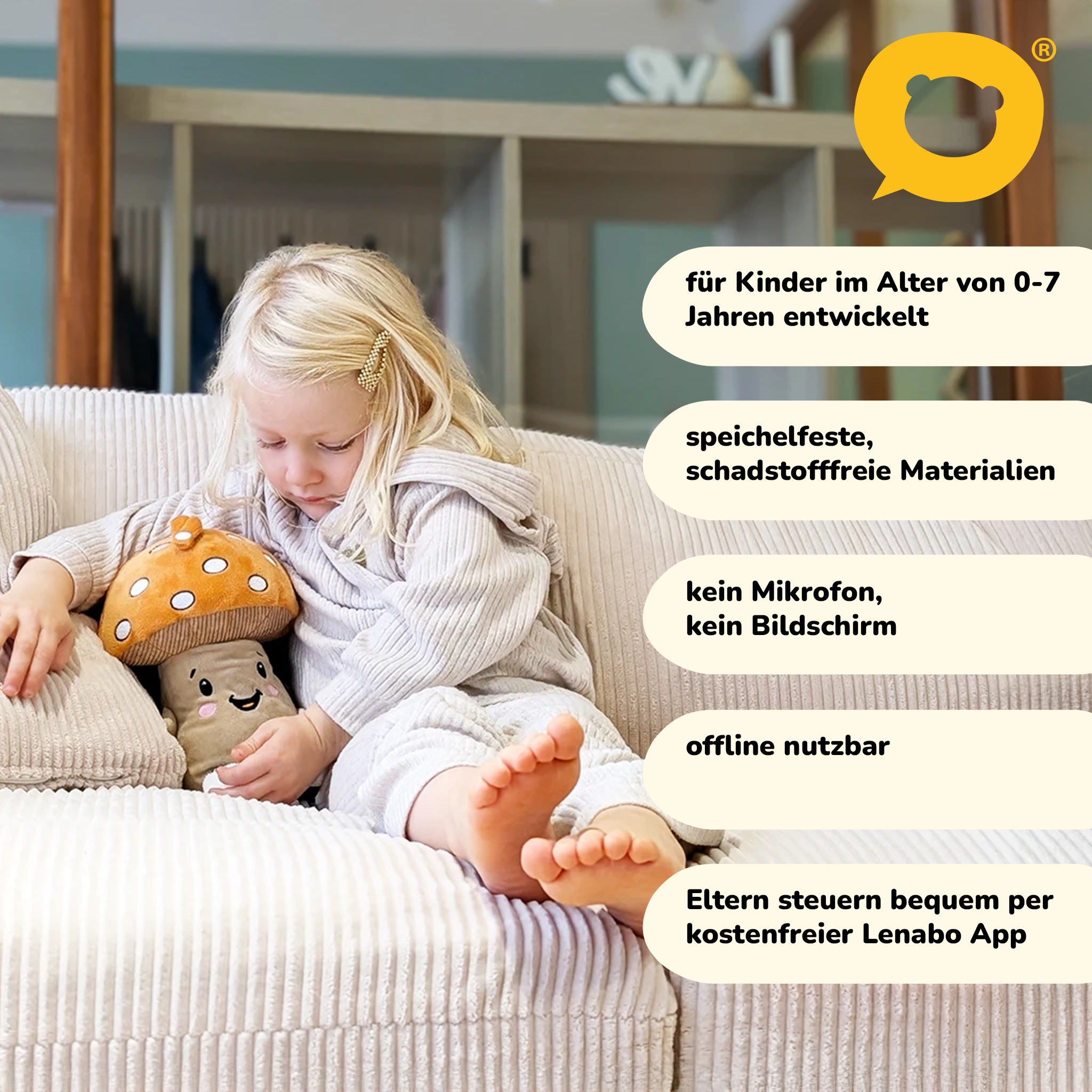 Ein kleines Mädchen hält einen Pilz als Kuscheltier. Geeignet für 0-7 Jährige.