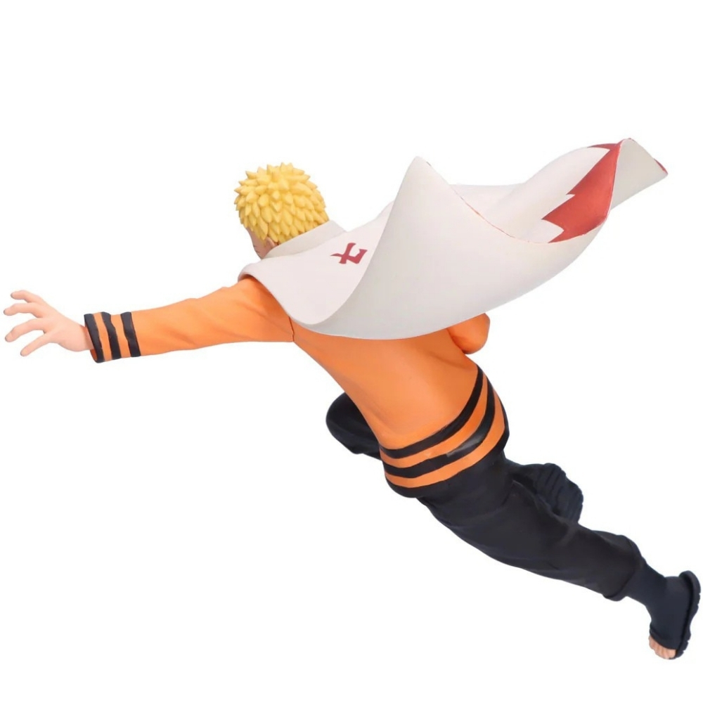 Figura con chaqueta naranja, pantalones negros y capa blanca con diseño rojo.